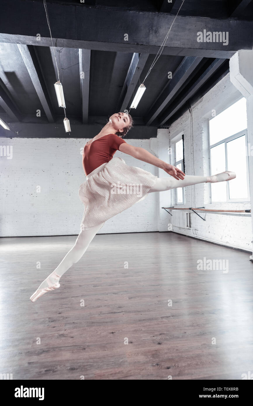 Jeune et Jolie ballerine montrant ses talents pour vous Photo Stock - Alamy
