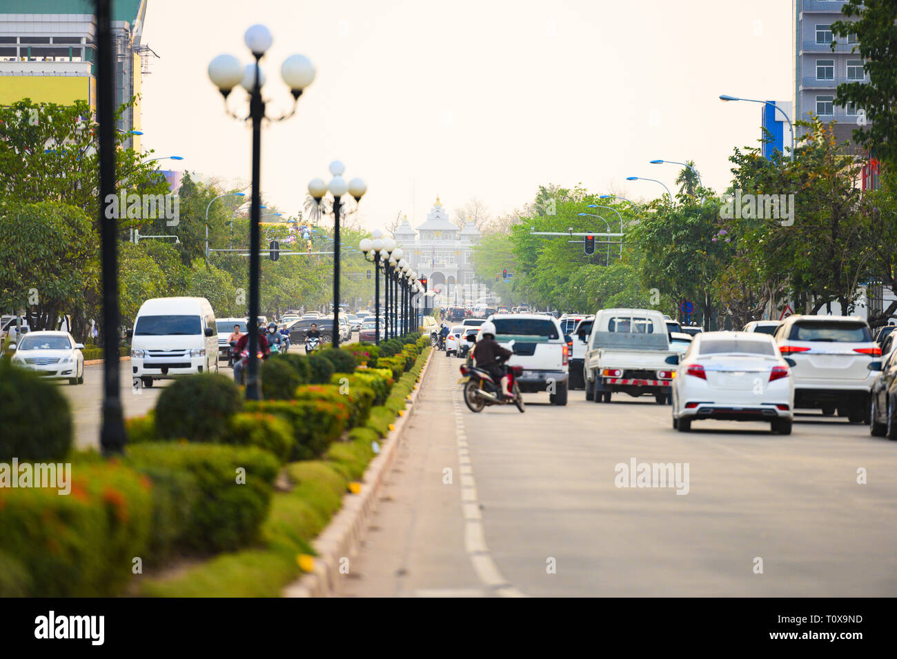 Le trafic local pendant le coucher du soleil sur les rues de Vientiane, Laos. Vientiane est la capitale et la plus grande ville du Laos. Banque D'Images