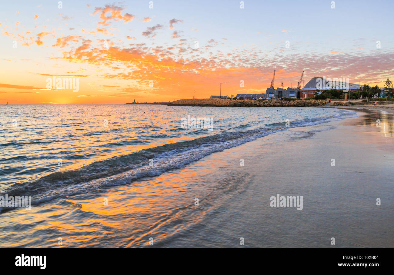 Fremantle, Australie. Les baigneurs, la plage avec le Roundhouse et WA Maritime Museum. Banque D'Images