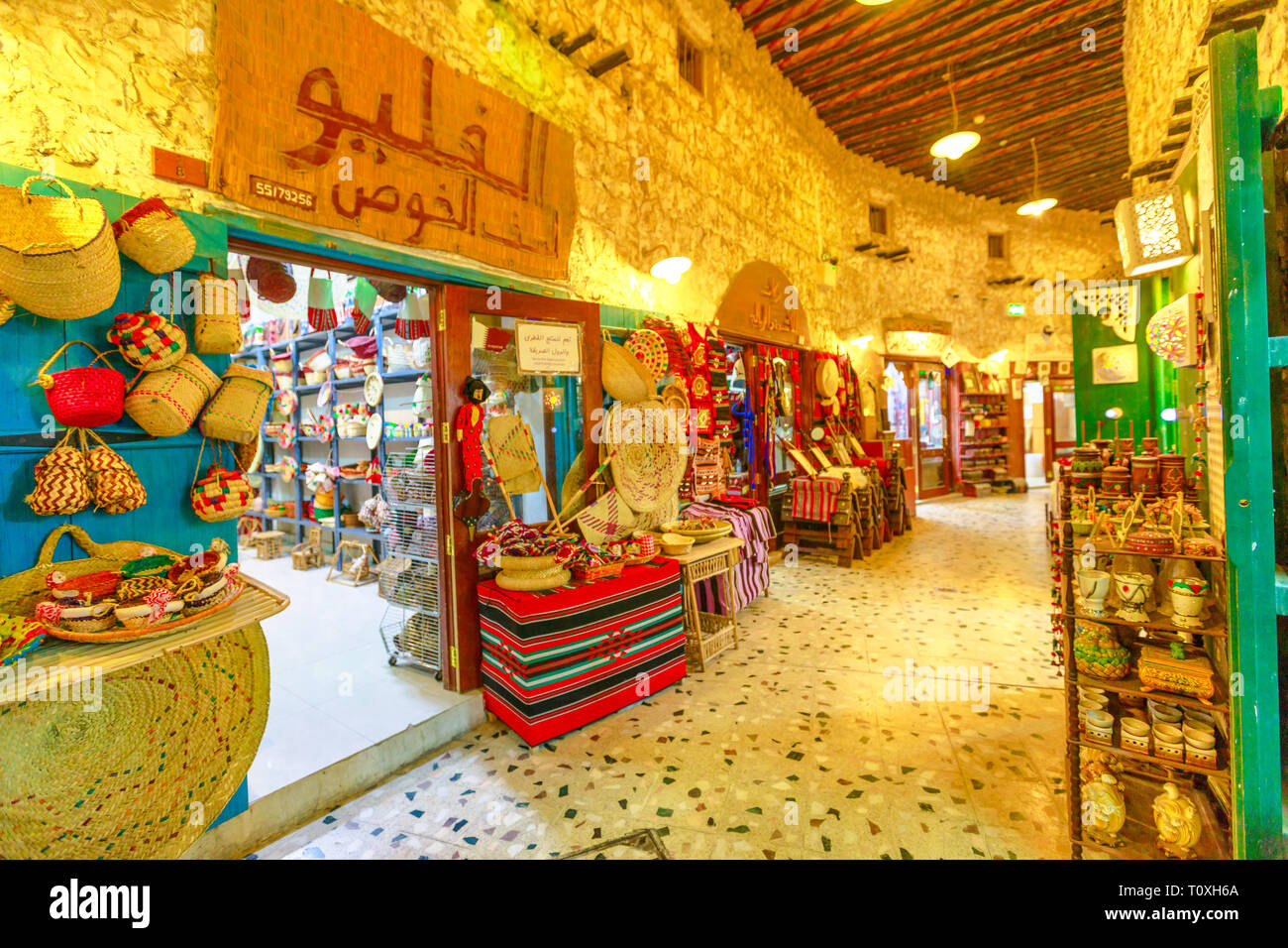 Doha, Qatar - 17 Février 2019 : intérieur Souq Waqif considéré comme l'un des meilleurs emplacement pour les touristes à Doha et noté pour la vente de vêtements traditionnels, Banque D'Images