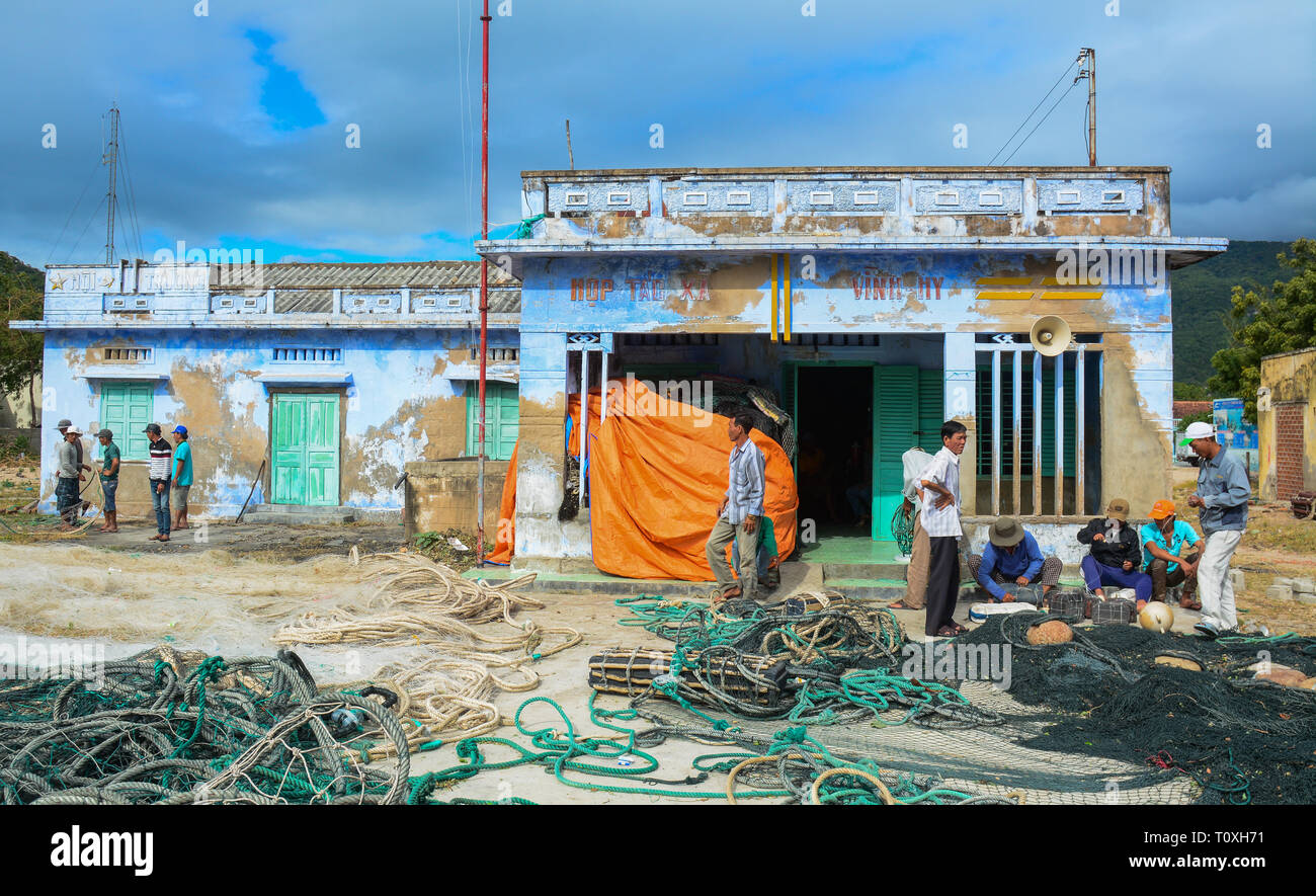 Phan Rang, Vietnam - Jan 27, 2016. Pêcheurs travaillant avec des filets de pêche dans la région de Vinh Hy Bay, Phan Rang, au Vietnam. Phan Rang est l'une des destinations célèbres dans Banque D'Images