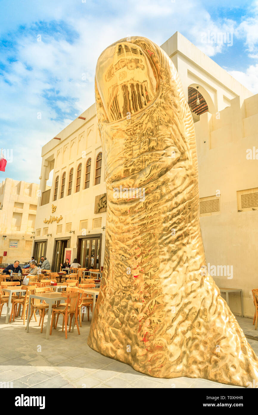 Doha, Qatar - 19 Février 2019 : Golden Giant thumb sculpture à Souq le vieux marché traditionnel. Le souk est considéré comme l'un des meilleur emplacement pour tour Banque D'Images