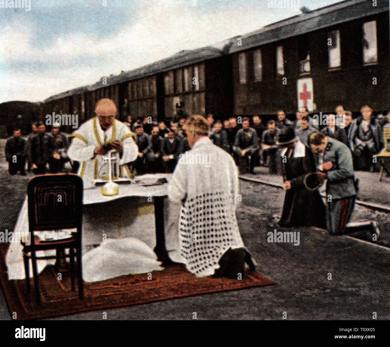 Tentatives de restauration en Hongrie, 1921, les services sur le terrain avec l'ancien empereur Charles Ier en Kelenfoeld, 23.10.1921, photographie couleur, carte de cigarette, série 'Die' Nachkriegszeit, 1935 Maison de Habsbourg-lorraine, Habsburg - Lorraine, empereurs, roi de Hongrie, test, tests de restauration restauration, restauration, deuxième tentative, masse, masses, prêtre, les prêtres, la religion, les religions, le christianisme, catholique, chemin de fer, chemins de fer,, chemins de fer, des insurgés, des rebelles, putschiste, putschistes, des rebelles, de révolte, de tentative de putsch, tentative de coup d'État, tentative de putschs, Additional-Rights Clearance-Info-,-Not-Available Banque D'Images