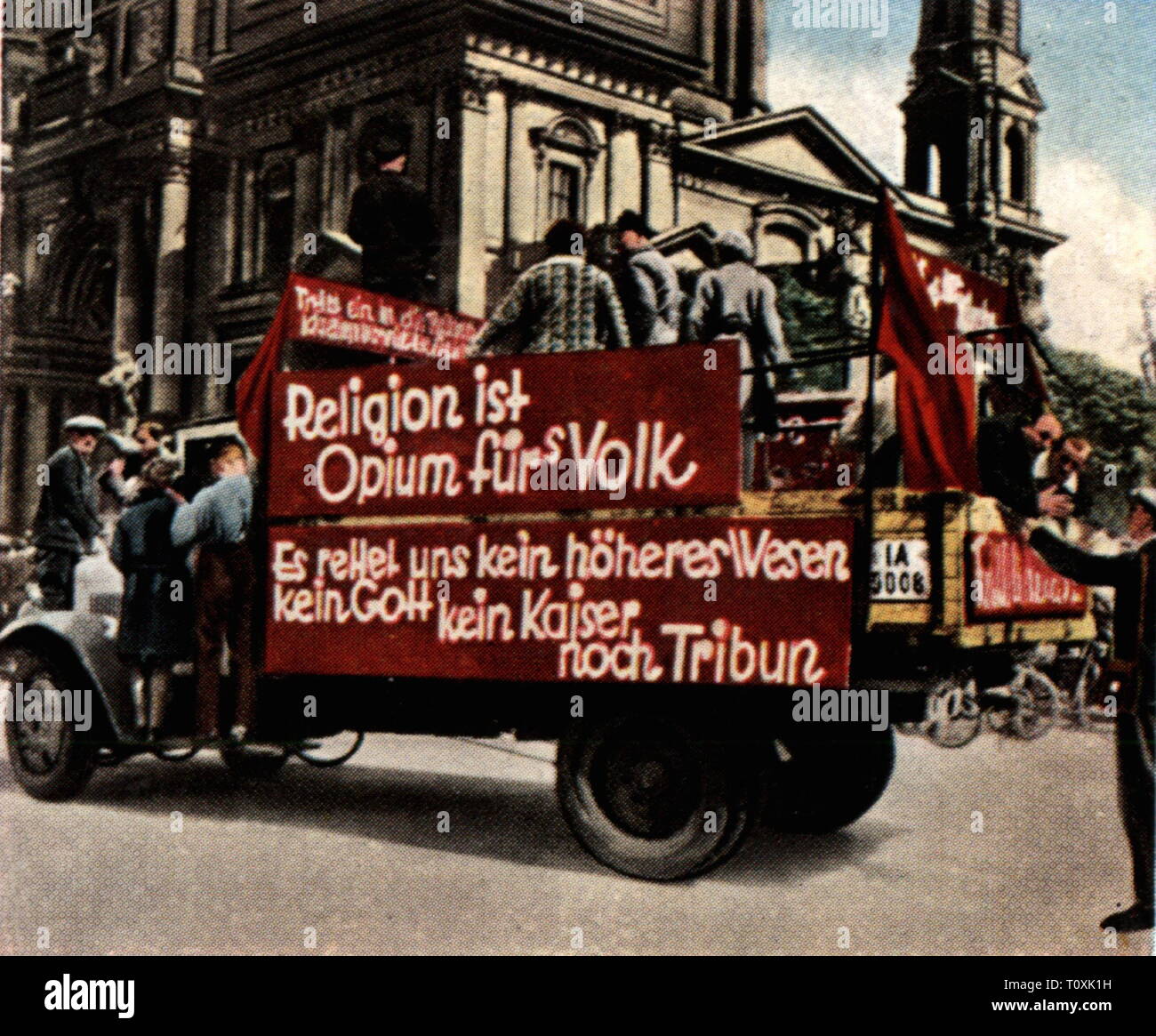 La politique, les élections, l'Allemagne, l'élection présidentielle 1925, la sollicitation du Parti Communiste d'Allemagne (KPD), mars 1925, photographie couleur, carte de cigarette, série 'Die' Nachkriegszeit, 1935, campagne électorale, les campagnes électorales, communiste, communistes, anti Christian slogan, "La religion est l'opium du peuple", la prospection, la propagande, camion, chariot, personnes, Reich allemand, République de Weimar, 1920, 20e siècle, de la politique, politique, élections, sondages, parti, parties, coloré, couleur, période de l'après-guerre, après-guerre, après-guerre, après-guerre, Additional-Rights Clearance-Info, hist--Not-Available Banque D'Images