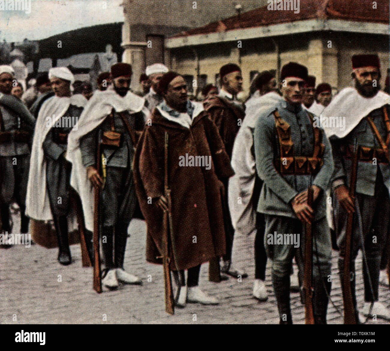 1921 - 1926 guerre du Rif marocain, des troupes auxiliaires de l'armée française, juillet 1925, photographie couleur, carte de cigarette, série 'Die' Nachkriegszeit, 1935, deuxième guerre marocain, militaires, soldats, soldat, infanterie, tirailleur, Goumiers, locales, des locaux, des troupes coloniales, personnes, Rif, Maroc, Afrique, guerre coloniale, la France, Troisième République, 1920, 20e siècle, des troupes auxiliaires, auxilaries, aux troupes, troupes auxiliaires, de l'armée, des armées, coloré, couleur, période de l'après-guerre, après-guerre, après-guerre, après-guerre, historique, historique Additional-Rights Clearance-Info-,-Not-Available Banque D'Images