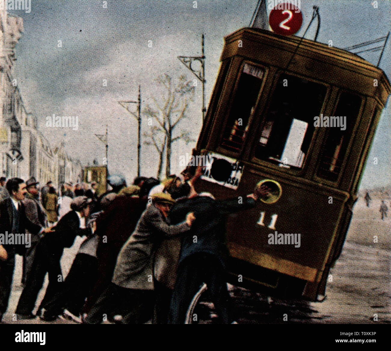 La politique, grève, grève générale à Valence, Espagne, Avril 1932, les travailleurs de la construction d'une barricade avec un tramway, photographie couleur, carte de cigarette, série 'Die' Nachkriegszeit, 1935, deuxième république, débrayage, des débrayages, de protestation, de protestations, de démonstration, de démonstration, de démonstrations, de démos, de troubles civils, de troubles, de créer une perturbation, l'échauffourée, la violence, les gens, 20e siècle, années 1930, politique, politique, grève générale, grèves générales, la gâche, les grévistes, travailleurs, travailleurs, tram, tramway, tram, tramway, barricade, barricades, coloré, de couleur après la guerre Additional-Rights Clearance-Info p,--Not-Available Banque D'Images