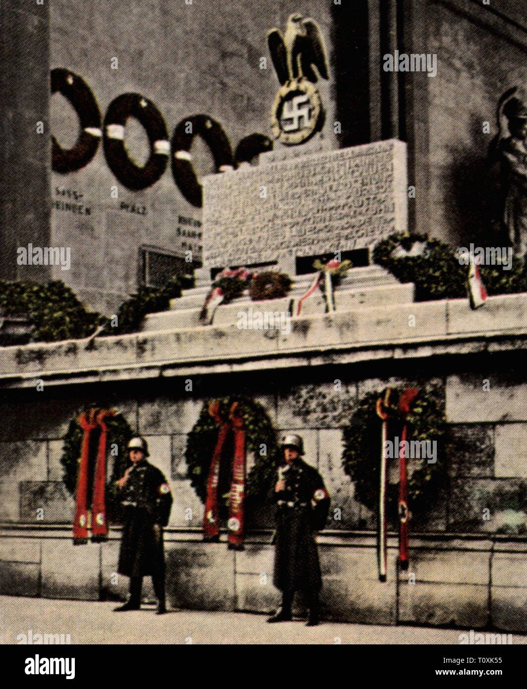 Le nazisme / National-socialisme, de la propagande, pour le cénotaphe tué dans l'action de l'Beer Hall Putsch du 9.11.1923 à la Feldherrnhalle (Field Marshals' Hall) à Munich, a dévoilé le 9.11.1933, photographie couleur, carte de cigarette, série 'Die' Nachkriegszeit, 1935, souvenir, tablette, tablettes, plaque commémorative, plaque commémorative, plaques commémoratives, garde, garde d'honneur, Schutzstaffel, SS, Nazis, Nazis, NSDAP, l'Allemagne, l'Empire allemand, Troisième Reich, personnes, 20e siècle, années 1930, coloré, de couleur, après-guerre, après-guerre, après-guerre, Additional-Rights Clearance-Info, pos--Not-Available Banque D'Images