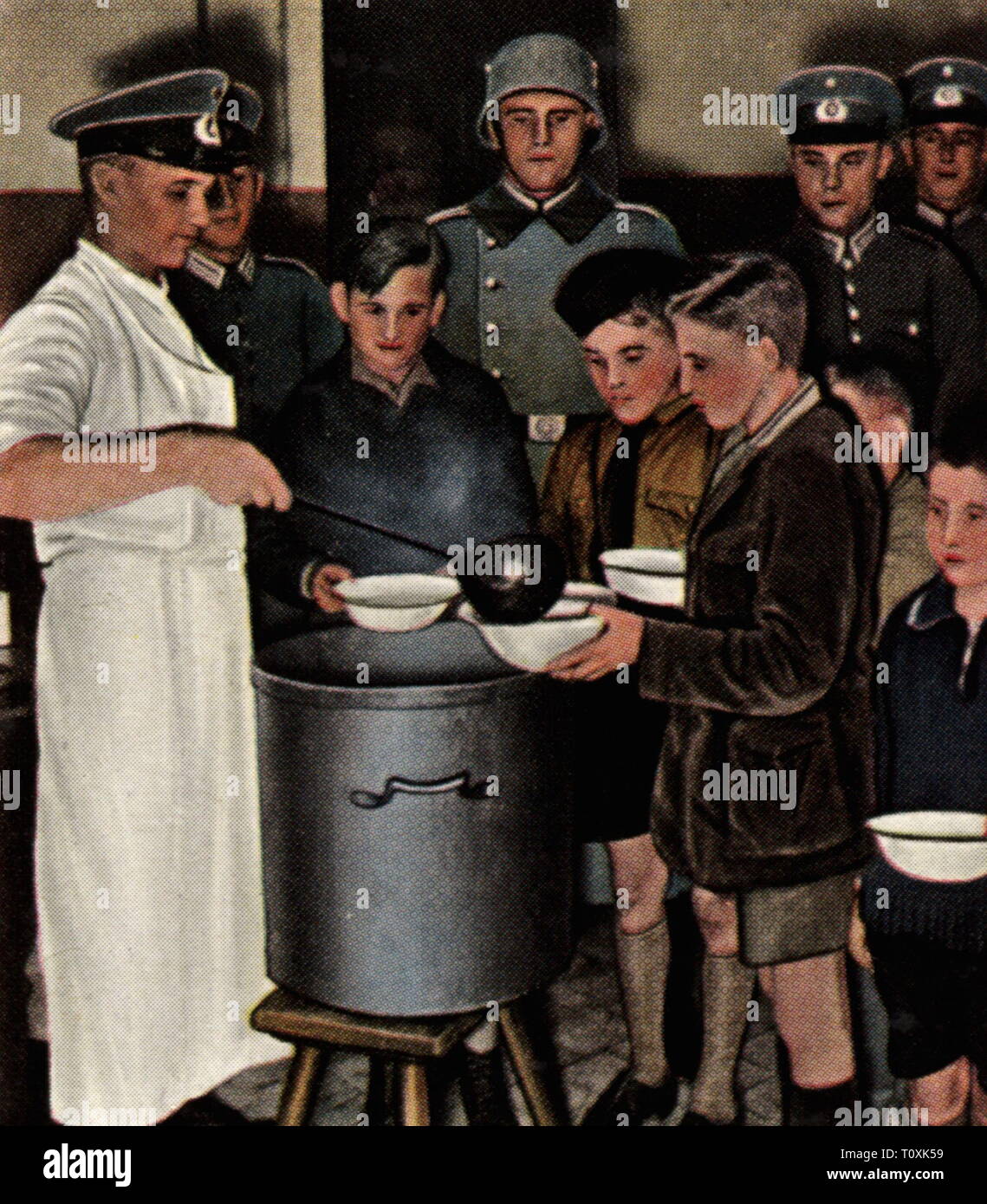 Le nazisme / National-socialisme, d'organisations, (Winterhilfswerk WHW), 1933 / 1934, les soldats du régiment de la garde d'allouer à l'alimentation des écoliers, Berlin, décembre 1933, photographie couleur, carte de cigarette, série 'Die' Nachkriegszeit, 1935, du bien-être social, travail social, travail social, la charité, militaire, de l'armée, des armées, de la Reichswehr, l'attribution, l'aide, de l'alimentation, les aliments, les enfants, enfant, élève, étudiant, élèves, étudiants, d'alimentation, Nazi, Nazis, NSDAP, l'Allemagne, l'Empire allemand, Troisième Reich, personnes, 20e siècle, années 1930, organisations internationales, organisations internationales, l'organisation, l'organisation, ' Additional-Rights Clearance-Info,--Not-Available Banque D'Images