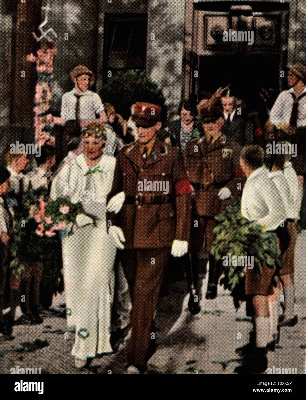 Le nazisme / National-socialisme, événement, mariage par sa masse d'hommes, Berlin, décembre 1934, photographie couleur, carte de cigarette, série 'Die' Nachkriegszeit, 1935, Sturmabteilung, bataillon de tempête, les gardes impériaux armés en uniforme, branche de la NSDAP, hommes, l'homme, mariage de masse, mariage, mariage, mariage, mariés, suite nuptiale des couples, des couples, couple, Nazi, nazisme, NSDAP, l'Allemagne, l'Empire allemand, Troisième Reich, personnes, 20e siècle, années 1930, événement, événements, coloré, couleur, période de l'après-guerre, après-guerre, après-guerre, après-guerre, historique, historique Additional-Rights Clearance-Info-,-Not-Available Banque D'Images