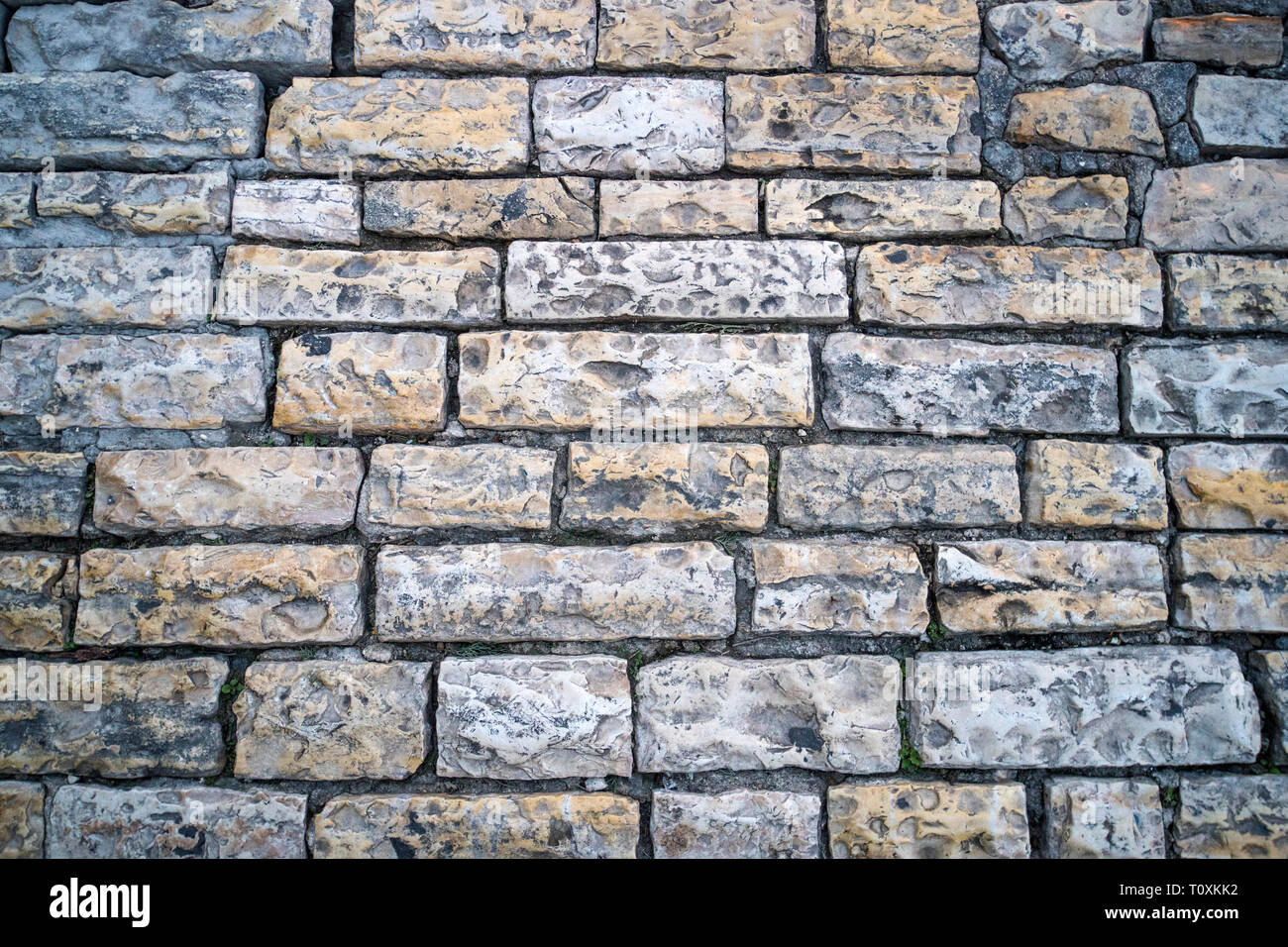 Gray Stone Road close up. Fragment d'une ancienne promenade pavée. Exemple de la chaussée du passé. Pavage de bloc dans les temps anciens. Histor Banque D'Images
