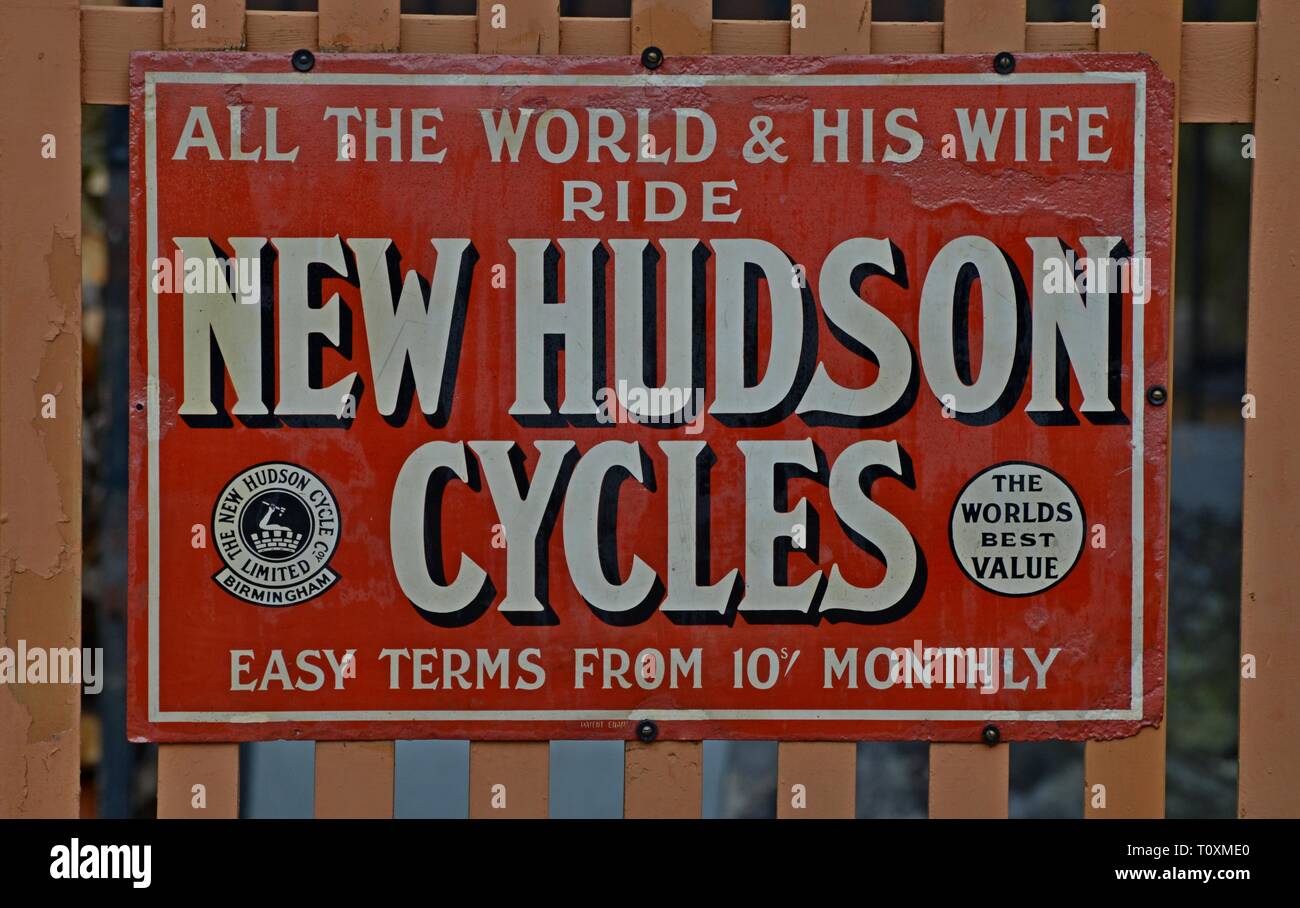 Un émail ancien vintage enseigne publicitaire pour de nouveaux cycles d'Hudson sur la plate-forme de station à Bewdley sur la Severn Valley Railway à Worcestershire Banque D'Images