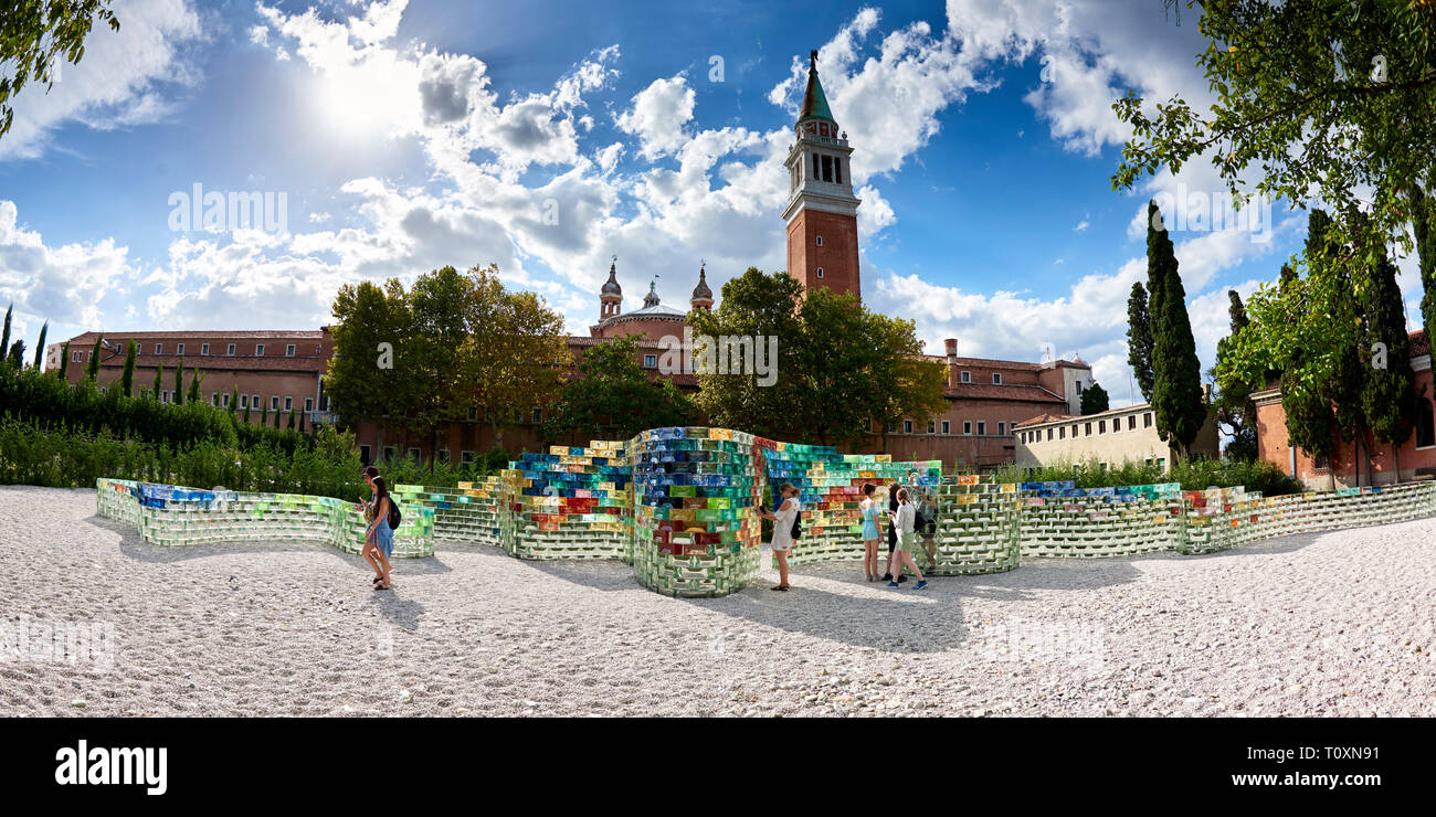 Vue de la tour du 16ème siècle à côté de l'église de San Giorgio Maggiore avec le Qwalala installation d'art par l'artiste américaine Pae White en premier plan Banque D'Images