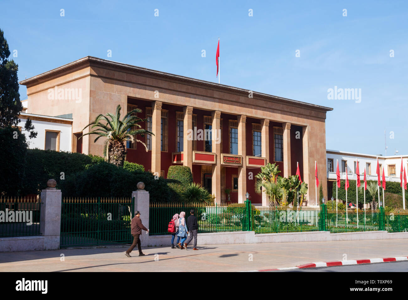 Avenue Mohammed V avec la Chambre des représentants des capacités sous un ciel bleu, Rabat, Maroc. Banque D'Images