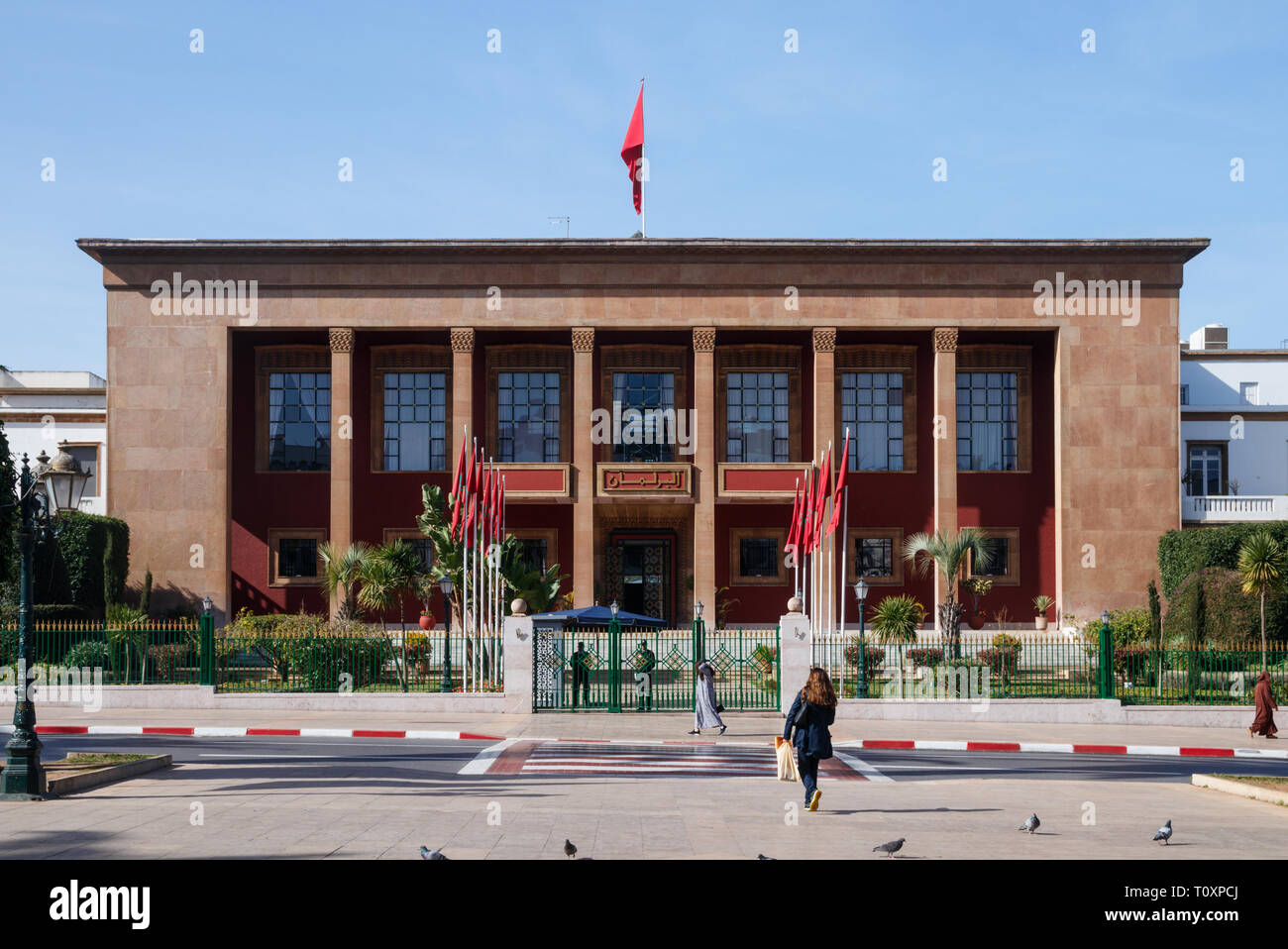 Avenue Mohammed V avec la Chambre des représentants des capacités sous un ciel bleu, Rabat, Maroc. Banque D'Images