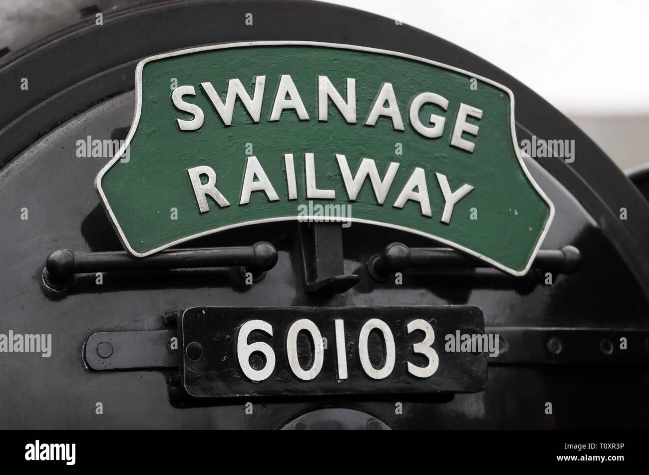 Un chemin de fer Swanage signe sur l'avant de l'Flying Scotsman durant sa visite au chemin de fer Swanage dans le Dorset. The Flying Scotsman a été achetée par le Musée National du chemin de fer en 2004, et restauré dans un £4.2 millions, dix ans financé par le National Heritage Memorial Fund et le Heritage Lottery Fund ainsi que de dons du public. Banque D'Images
