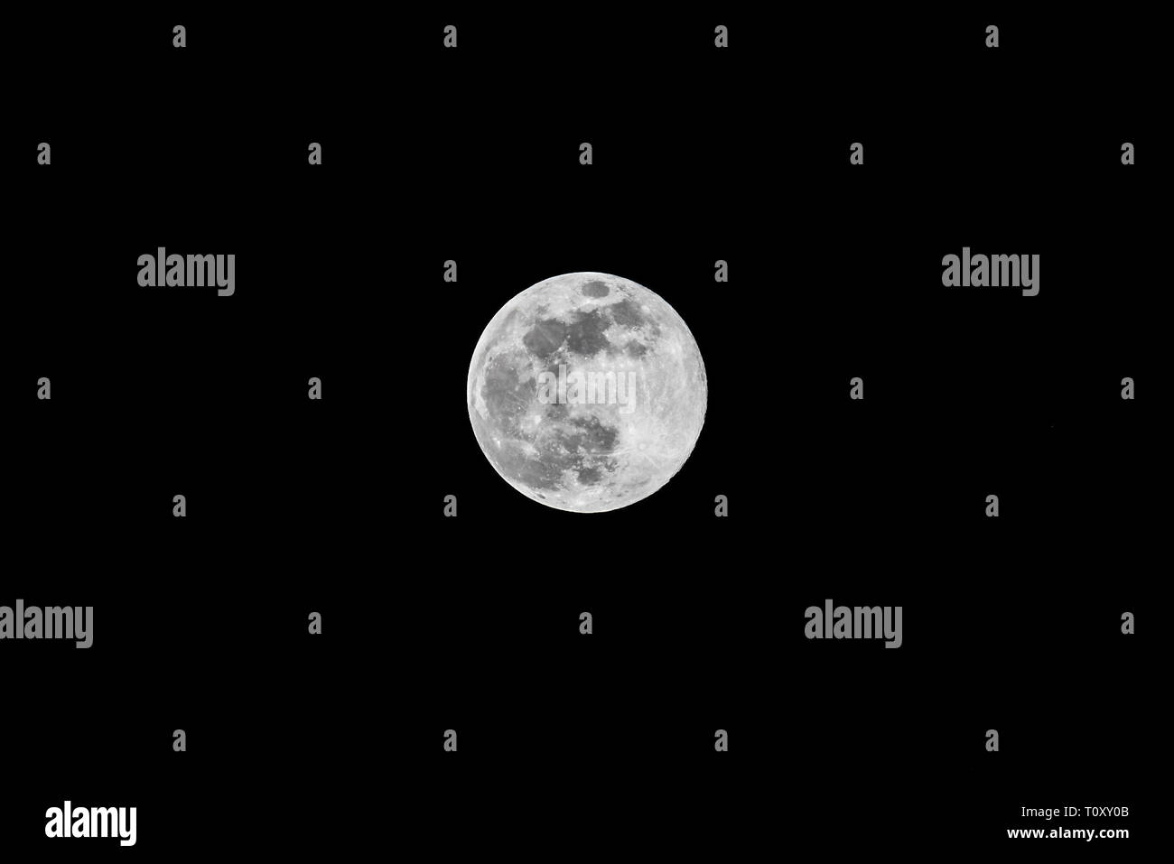 La lune brille au cours de l'équinoxe à la base aérienne de Minot, Dakota du Nord, le 20 mars 2019. Ce sera la dernière de supermoon de 2019. (U.S. Photo de l'Armée de l'air par la Haute Airman Jonathan McElderry) Banque D'Images