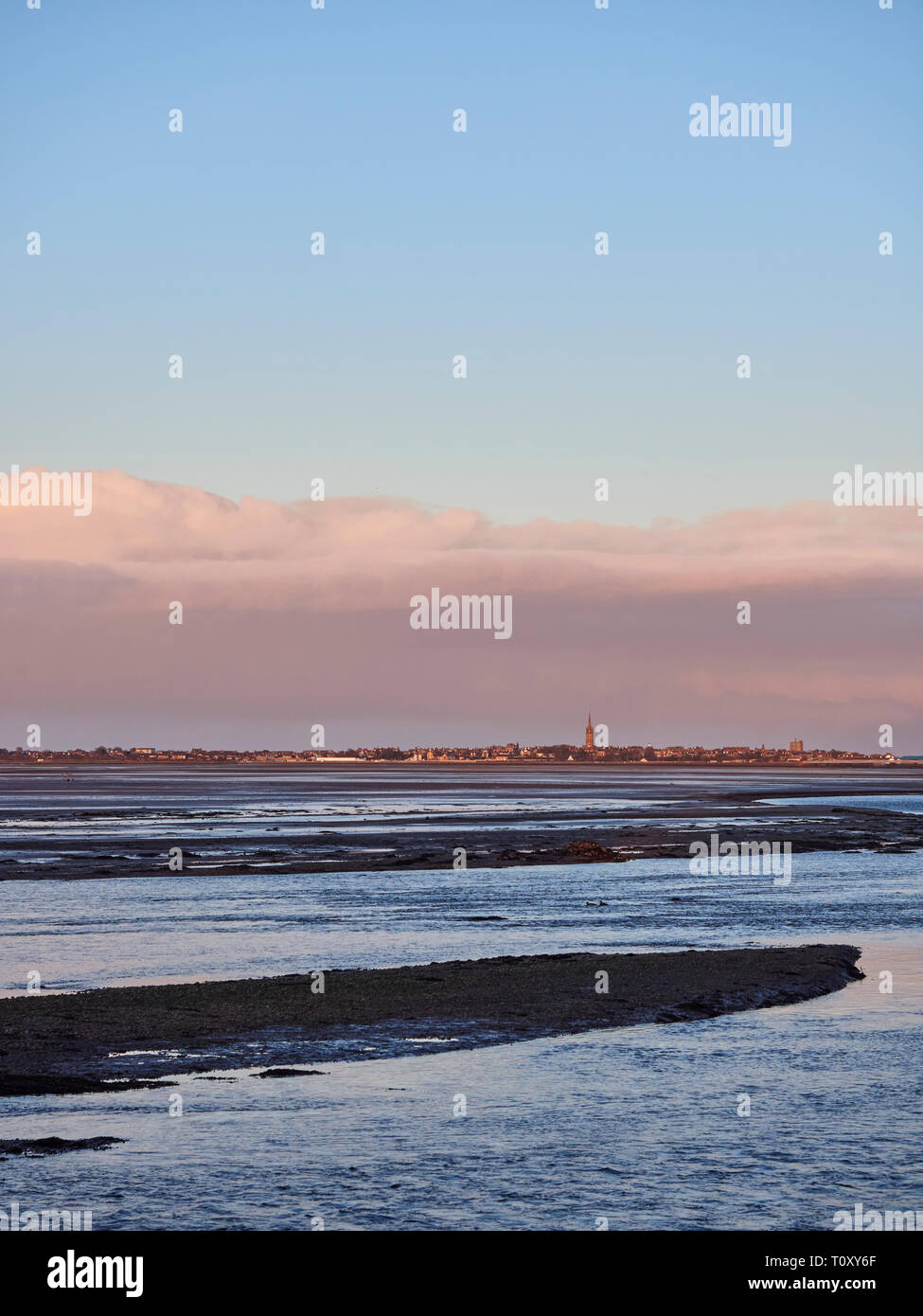 Le Montrose Basin à marée basse sur une belle soirée de printemps avec le soleil qui illumine la ville de Montrose au loin. Angus en Écosse. Banque D'Images