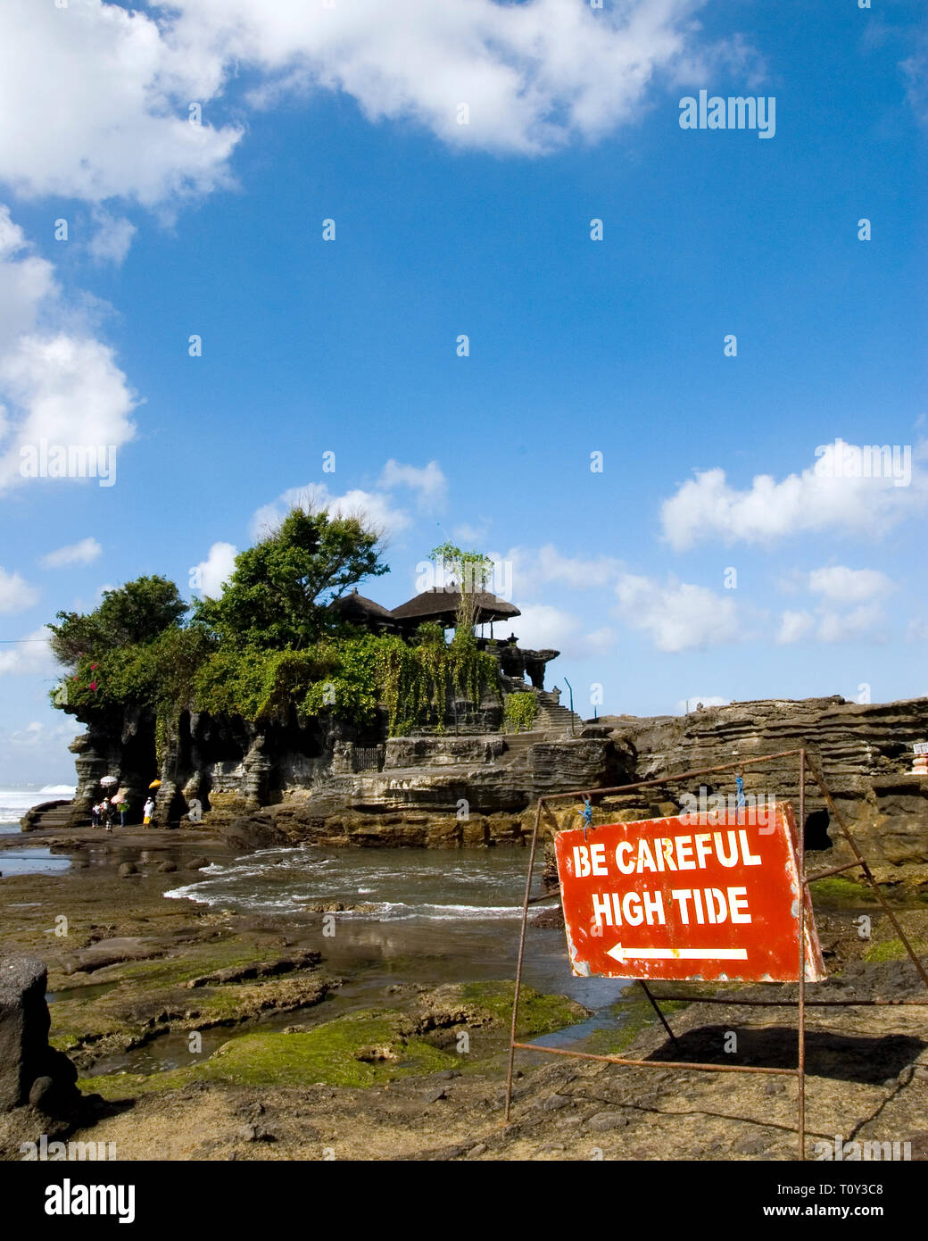 Temple de Tanah Lot, avec la marée haute prudence signe. Lieu : Bali,  Indonésie Photo Stock - Alamy