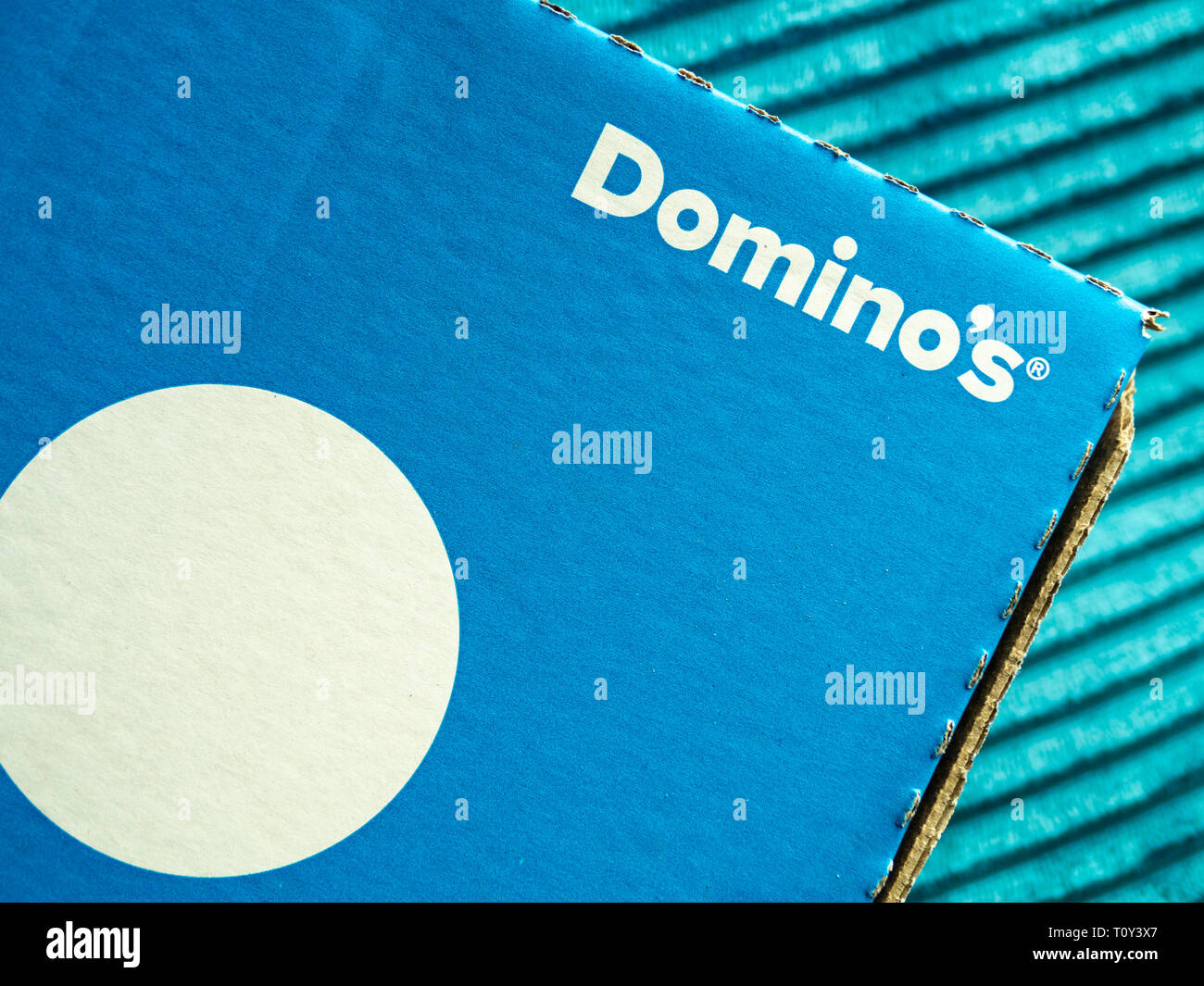 Domino's Pizza delivery box. Domino's Pizza Inc, un américain de la chaîne pizza à emporter fondée en 1960 Banque D'Images