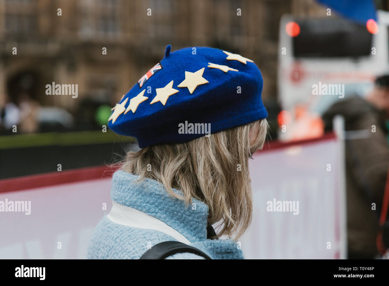 Londres - le 20 mars 2019 : Woman in hat flag à Brexit protester à Westminster, Londres Banque D'Images