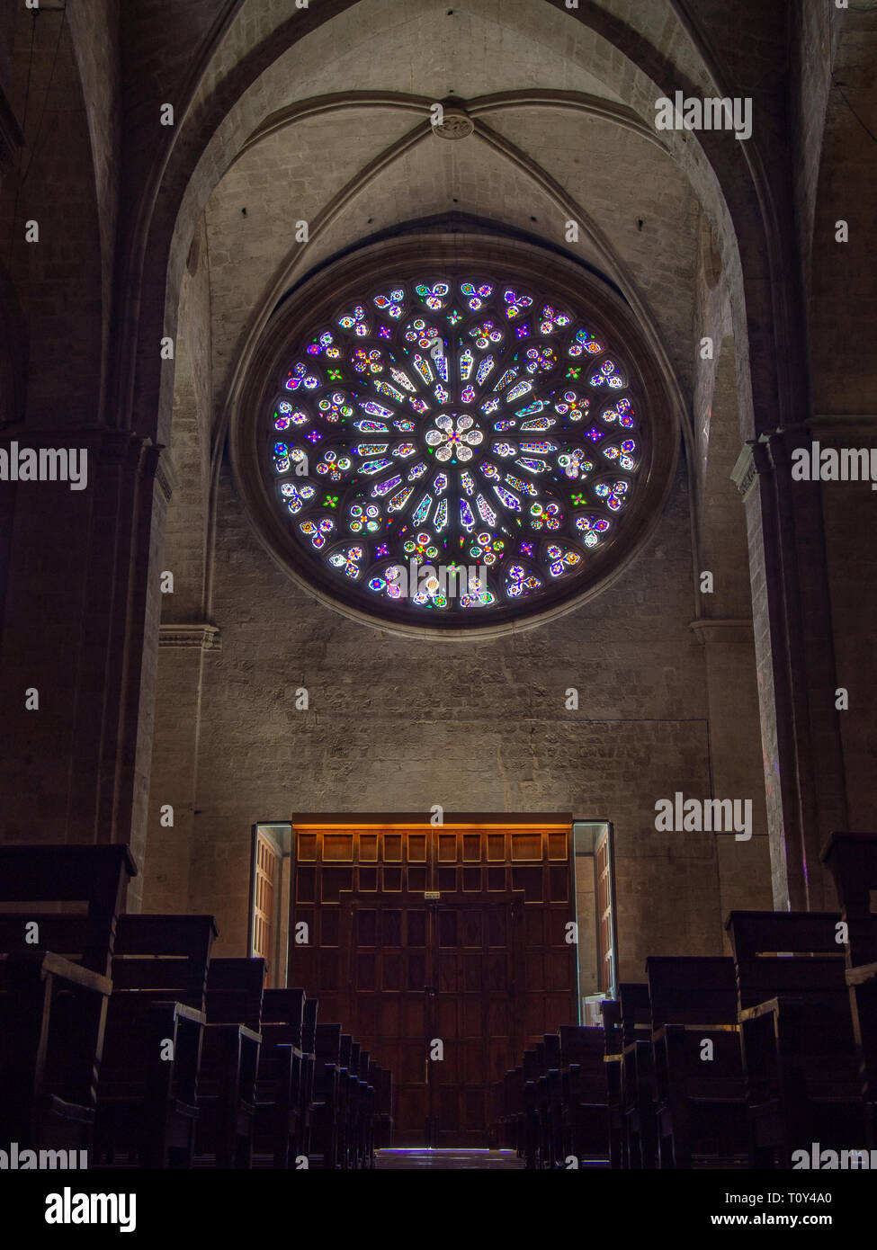 Rose (de) de l'intérieur de monastère de Sant Cugat -- abbaye bénédictine de Sant Cugat del Vallès, Catalogne, Espagne. Banque D'Images