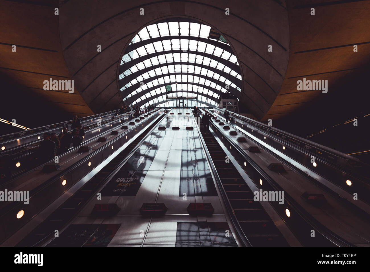 Londres - le 20 mars 2019 : Escalator escalier intérieur à Canary Wharf à Londres Banque D'Images