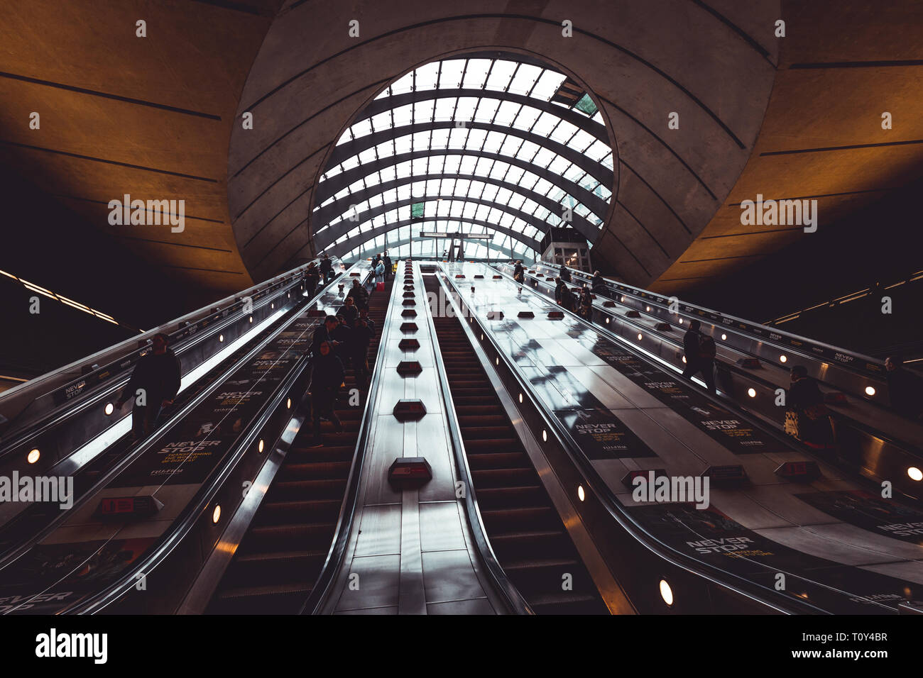 Londres - le 20 mars 2019 : Escalator escalier intérieur à Canary Wharf à Londres Banque D'Images