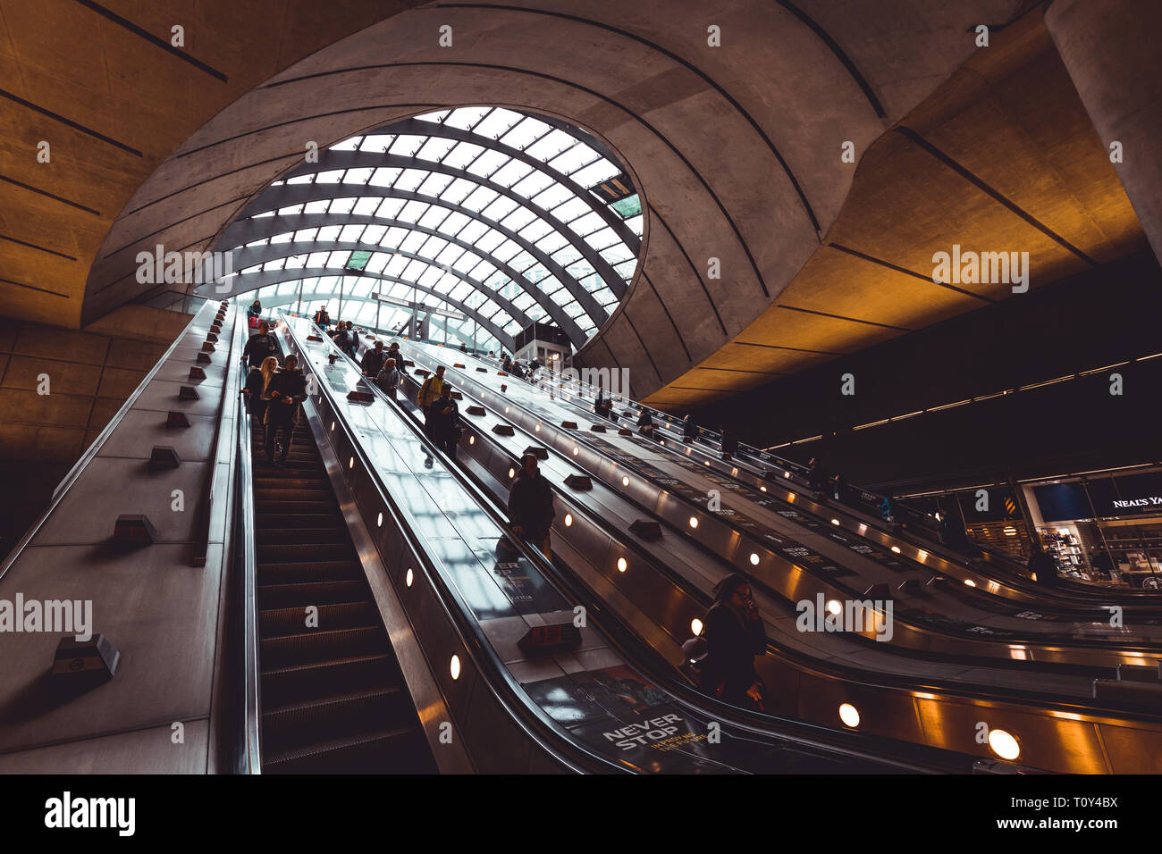 Londres - le 20 mars 2019 : Escalator escalier intérieur à Canary Wharf à Londres Banque D'Images