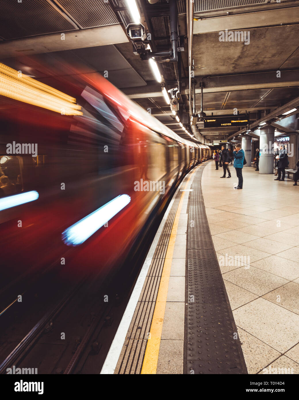 Londres - le 20 mars 2019 : plate-forme de train en arrivant à la station de métro de Westminster à Londres Banque D'Images