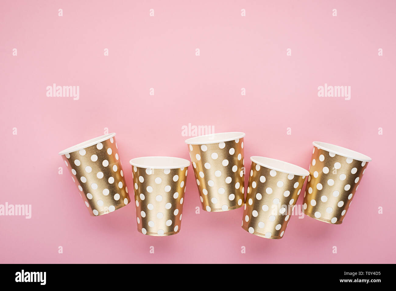 Arrière-plan de fête la mode universel d'or rose de confettis, paper fashion cups sur un délicat fond rose. Concept pour l'amusement des projet. Hor Banque D'Images Arrière-plan de fête la mode universel d'or rose de confettis, paper fashion cups sur un délicat fond rose. Concept pour l'amusement des projet. Hor Banque D'Images