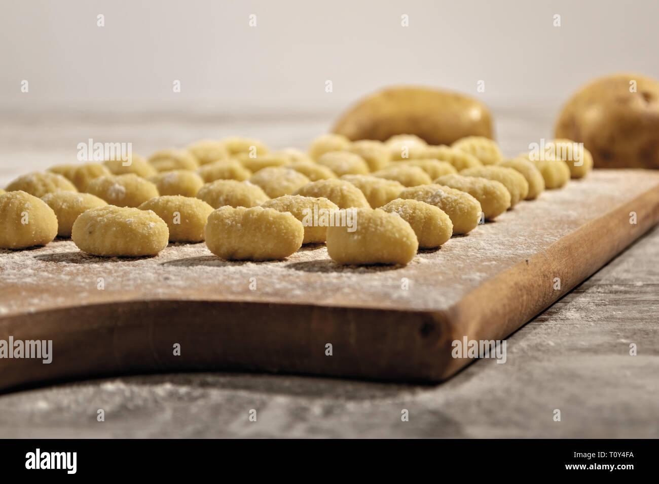 Gnocchi di patate su tagliere fronte di Legno Banque D'Images