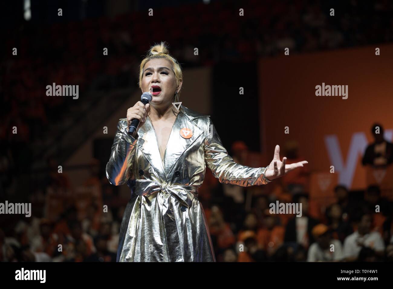 L'avenir du parti candidat transgenre Thanwarin Sukhaphisit réalisateur parle au cours de la partie, dernier grand rassemblement de campagne à Bangkok thaïlandais l'élection générale sera organisée le 24 mars. Banque D'Images