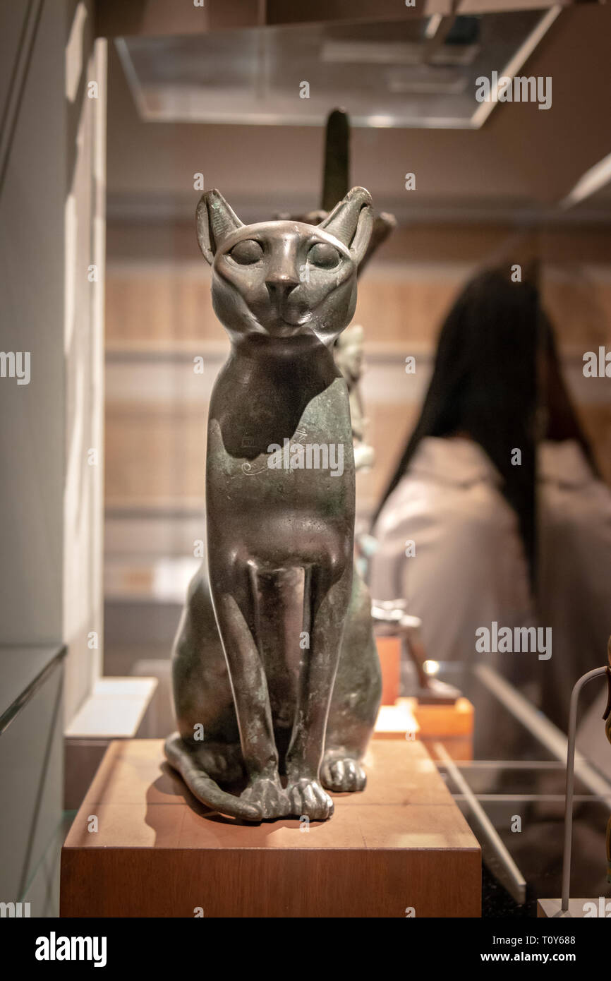 Statuette d'un chat, avec un œil-oudjat s pendentif incisées, destiné à contenir un chat momifié à partir de la période ptolémaïque, exposée au Metropolitan Museum of Art. Banque D'Images