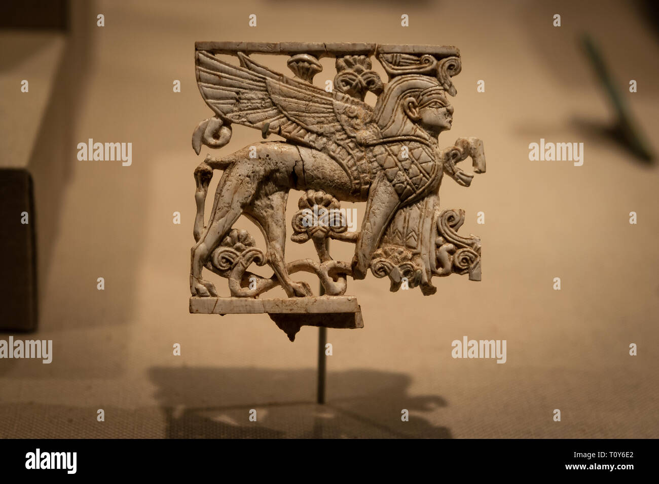 Proche Orient Ancien plaque ajourée de Sphinx, 9e - 8e siècle avant J.-C. sur l'affichage au Metropolitan Museum of Art de New York. Banque D'Images