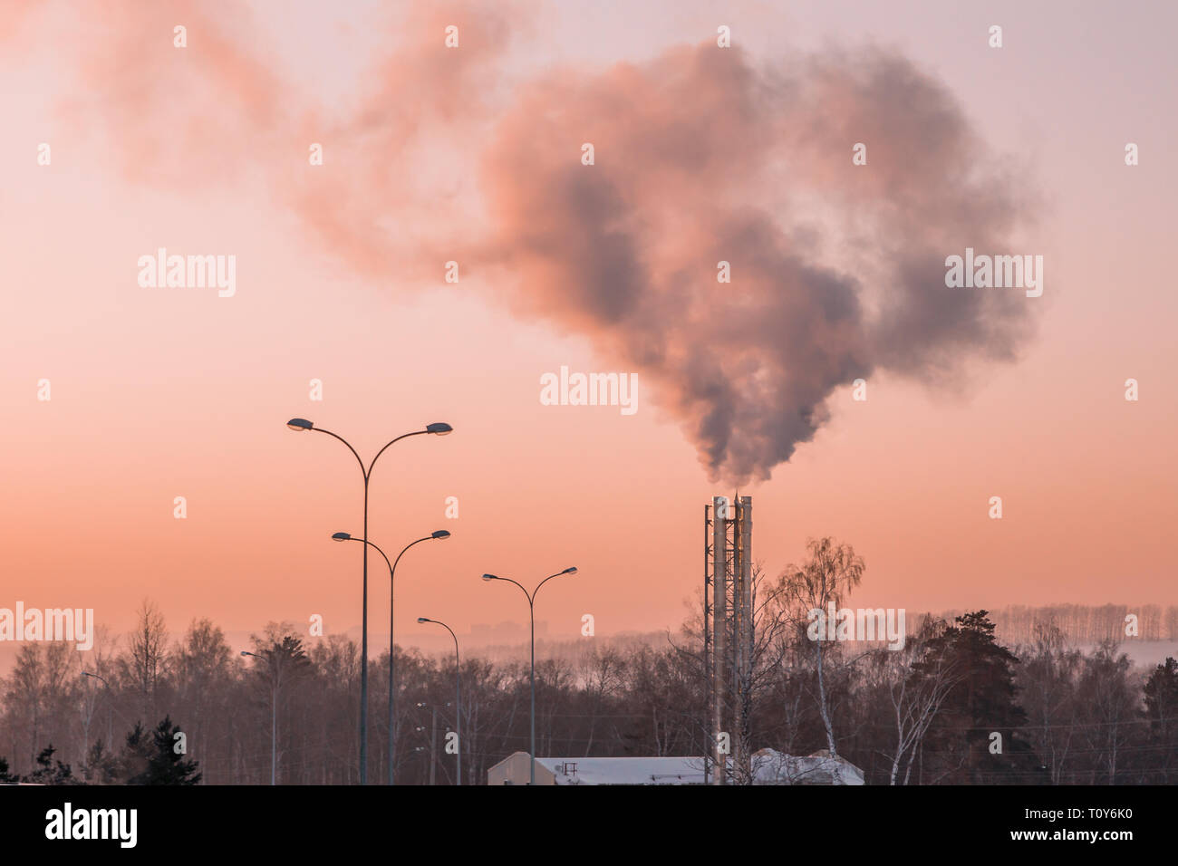 Chaudière à gaz à la périphérie de la ville en hiver Banque D'Images