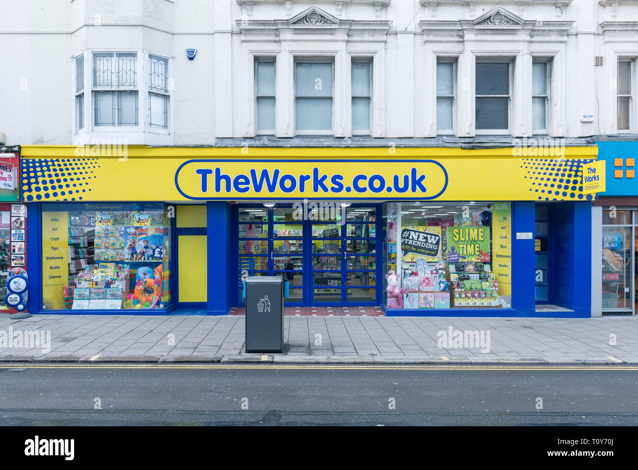 Photos à l'intérieur et l'extérieur de la boutique travaille à Brighton montrant les produits qu'ils vendent. Banque D'Images