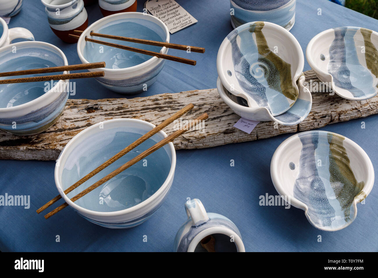 Céramique faite à la main les plats de riz et d'autres conceptions sur un stand au Salon de l'agriculture 2018 Aylsham, Norfolk, Royaume-Uni. Banque D'Images