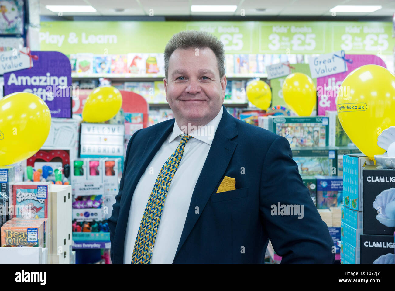 Le chef de la direction / Boss / manager des oeuvres se trouve dans le magasin avec des produits Banque D'Images