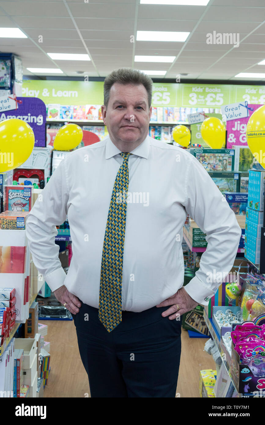 Le chef de la direction / Boss / manager des oeuvres se trouve dans le magasin avec des produits Banque D'Images