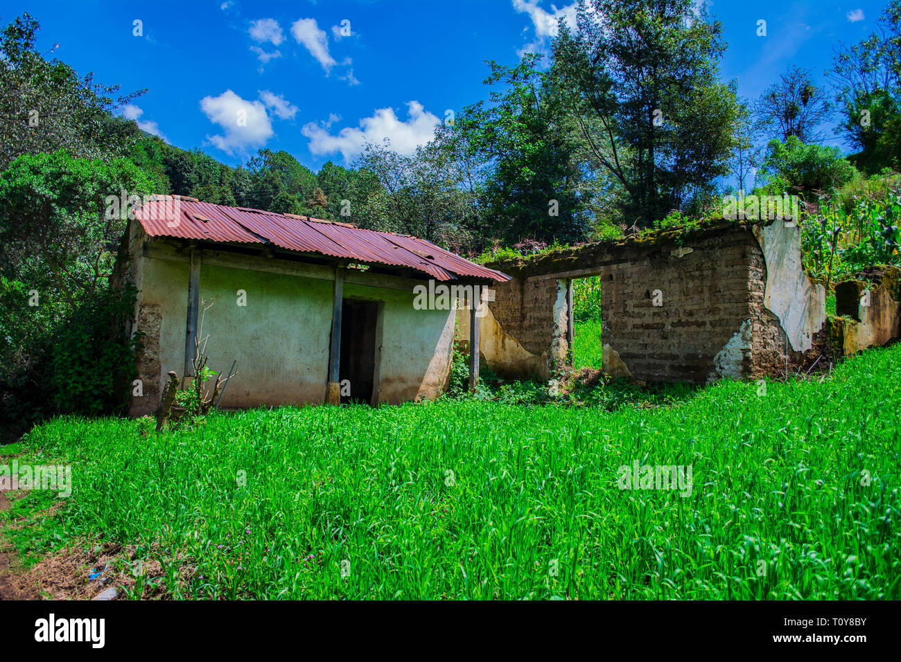 Casita antigua abandonada en aldea y comunida el paraiso cajola y san carlos sija de xela, guatemala personas que se fueron e abandonaron sus casas Banque D'Images