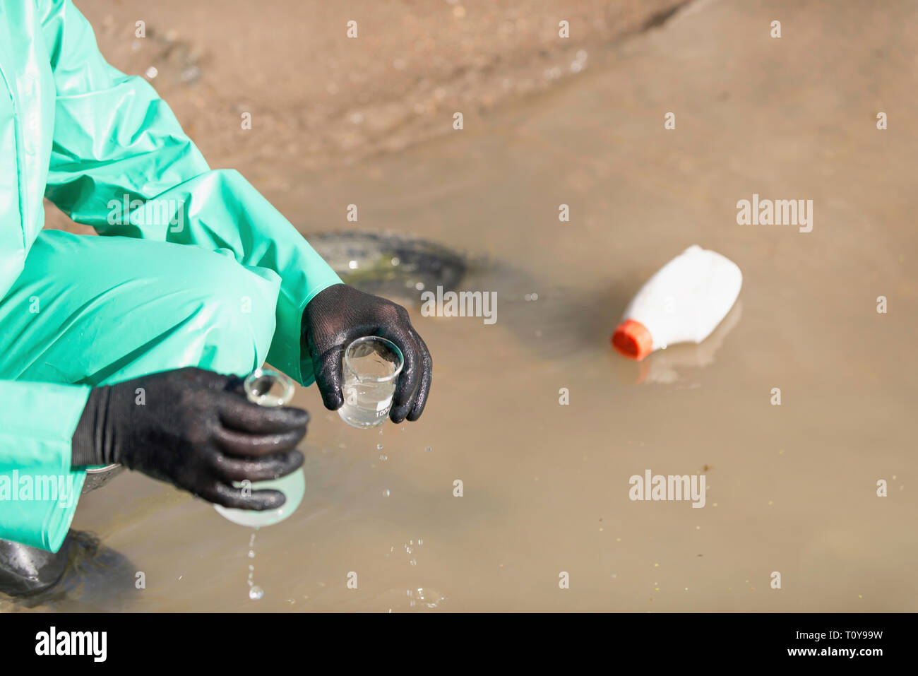 Travailleur de l'environnement prendre des échantillons d'eau polluée Banque D'Images