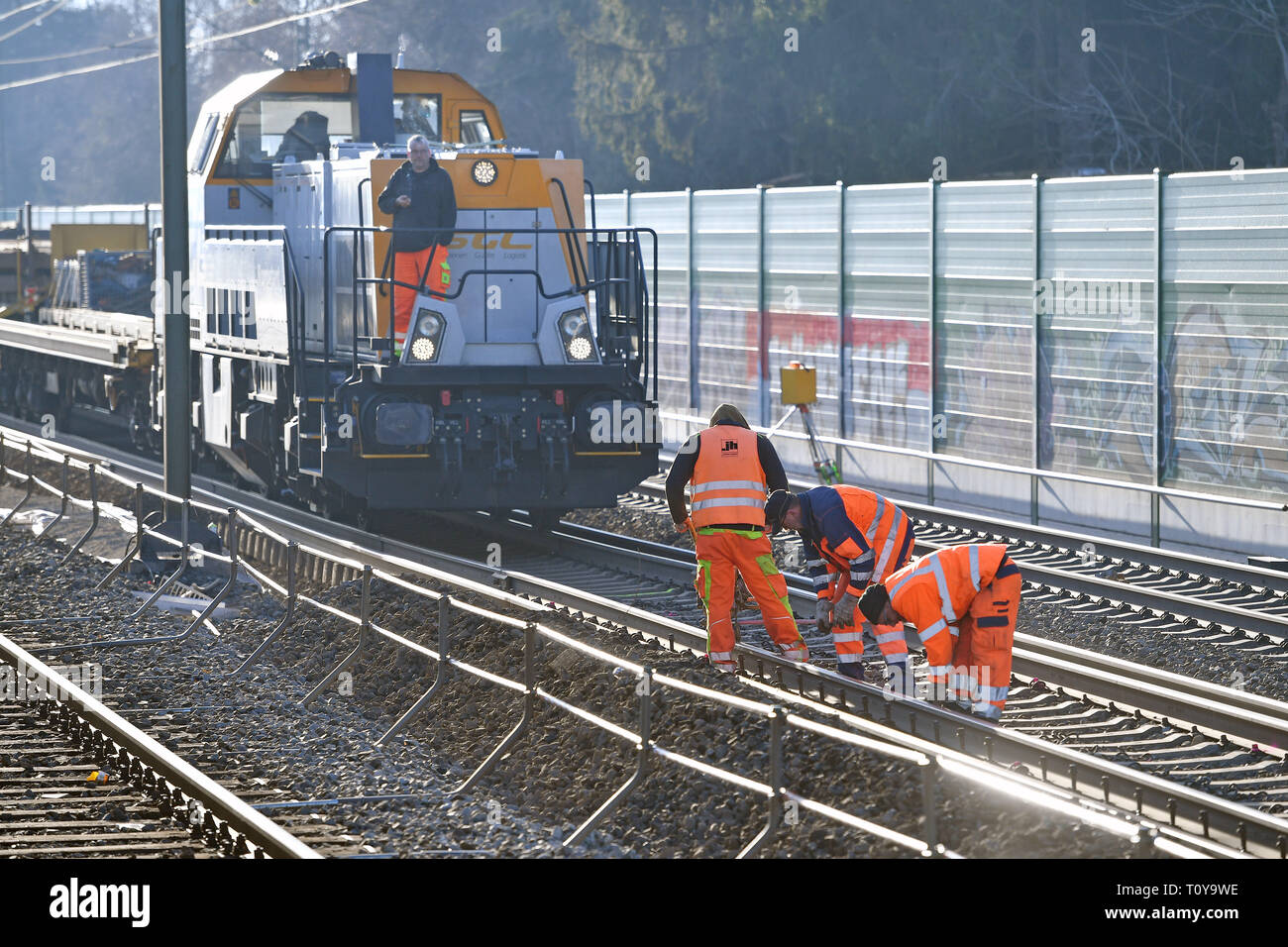 La construction de la voie, la voie de la machine de construction. Les travailleurs de la voie lors de la dépose des rails de chemin de fer, voie travailler dans près de Gronsdorf Muenchen sur 22.03.2019. Dans le monde d'utilisation | Banque D'Images