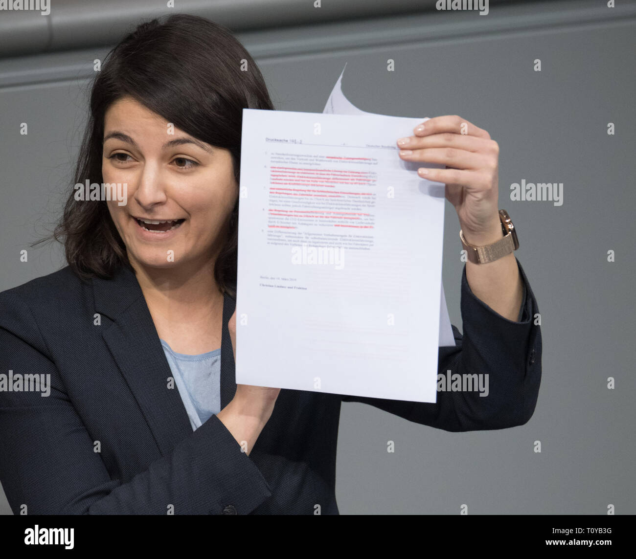 Berlin, Allemagne. Mar 22, 2019. Elvan Korkmaz (SPD) parle au cours de la 90e session du Bundestag sur l'application du FDP pour l'admission des e-scooters et hoverboards et est titulaire d'un imprimé du Bundestag. Credit : Soeren Stache/dpa/Alamy Live News Banque D'Images
