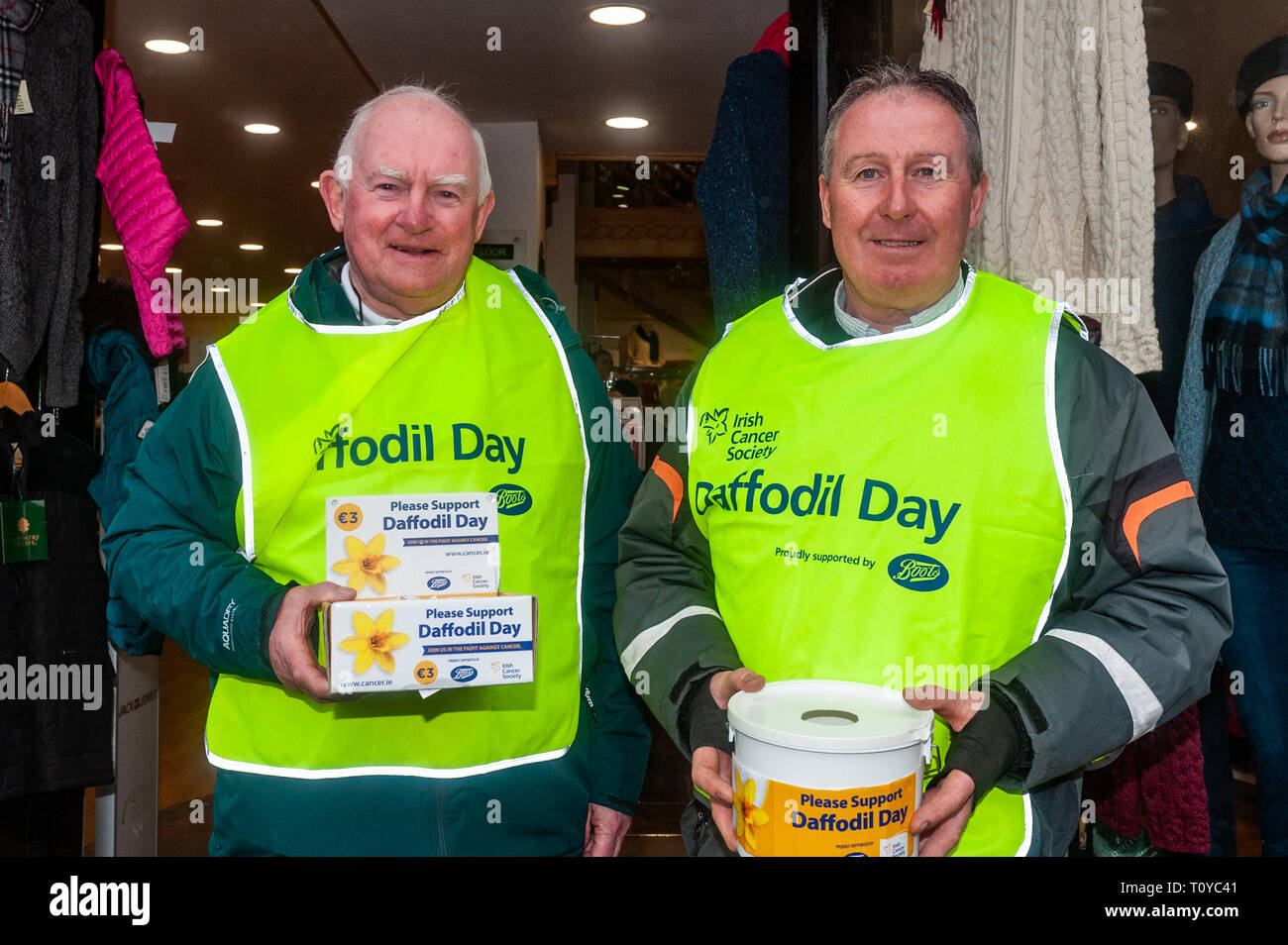 Bantry, West Cork, Irlande. 20 mars, 2019. Malgré la pluie, les bénévoles ont été à la collecte annuelle pour le cancer de la société irlandaise le jour de la jonquille dans divers endroits autour de West Cork ce matin. La collecte dans Bantry ont été Ray O'Callaghan et Jerry Cronin, tous deux de Bantry. Credit : Andy Gibson/Alamy Live News. Banque D'Images