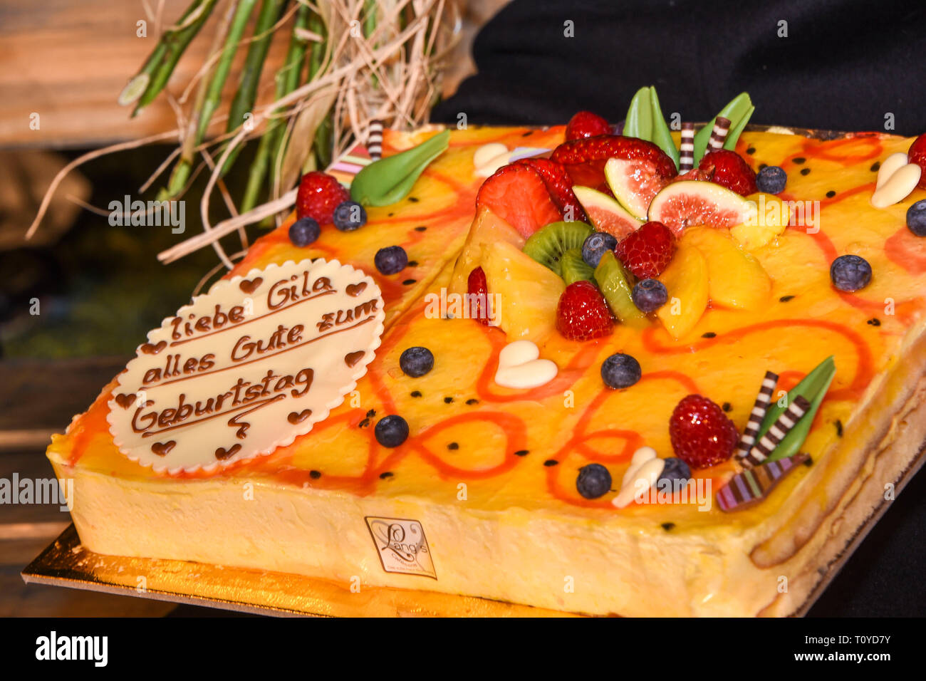 Munich Allemagne Mar 21 19 Gila Von Weitershausen Le Gateau D Anniversaire Le Jeudi 21 03 19 75e Anniversaire De Gila Von Weitershausen Apres Le Spectacle Une Fois De Plus En Amour Avec La Comedie