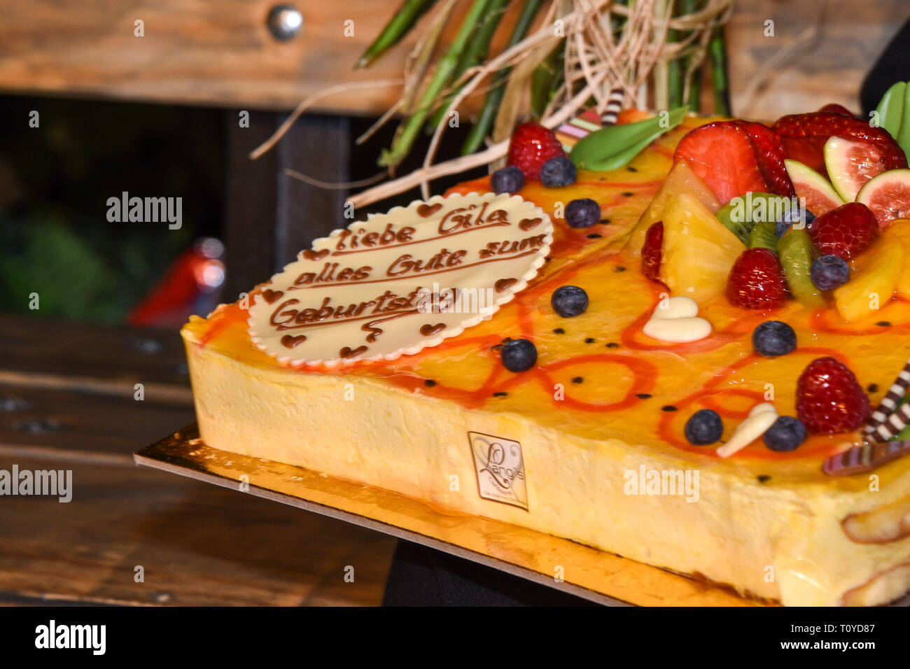 Munich Allemagne Mar 21 19 Gila Von Weitershausen Le Gateau D Anniversaire Le Jeudi 21 03 19 75e Anniversaire De Gila Von Weitershausen Apres Le Spectacle Une Fois De Plus En Amour Avec La Comedie