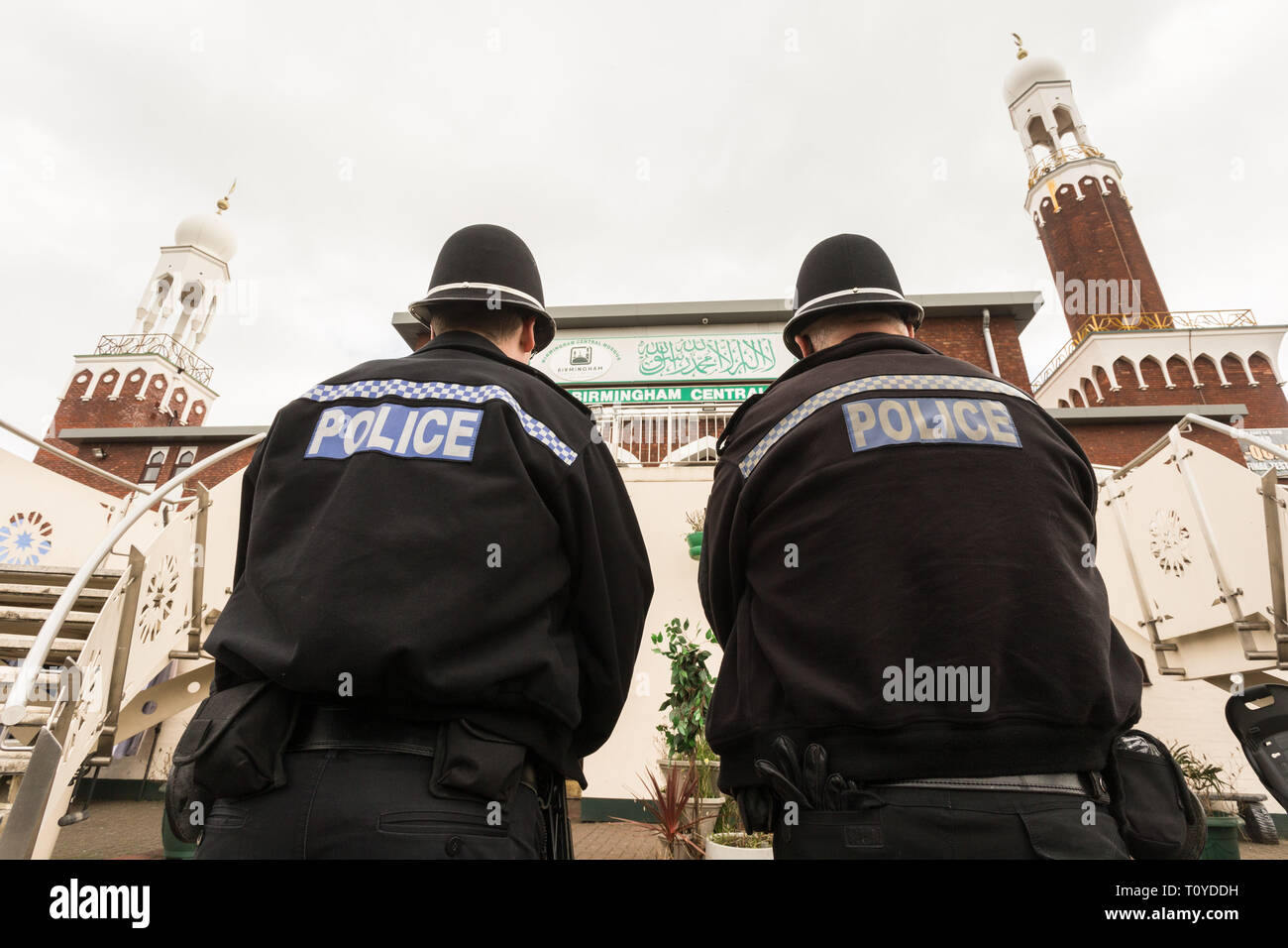 Birmingham, UK. 22 mars, 2019. Une semaine après la mosquée de Nouvelle-zélande meurtres et moins de 48 heures après plusieurs mosquées ont été vandalisées, Birmingham, les gens arrivent pour la prière du vendredi à la mosquée centrale de Birmingham. Il y a une présence de la police de réassurance et la sécurité. Peter Lopeman/Alamy Live News Banque D'Images