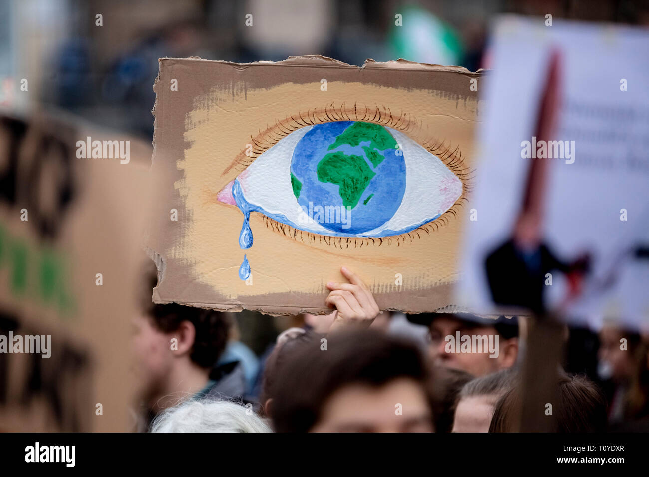 Berlin, Allemagne. Mar 22, 2019. Un oeil avec la terre comme iris peut être vu sur une affiche à la manifestation climatique vendredi pour "avenir" à l'Invalidenpark. Credit : Christoph Soeder/dpa/Alamy Live News Banque D'Images