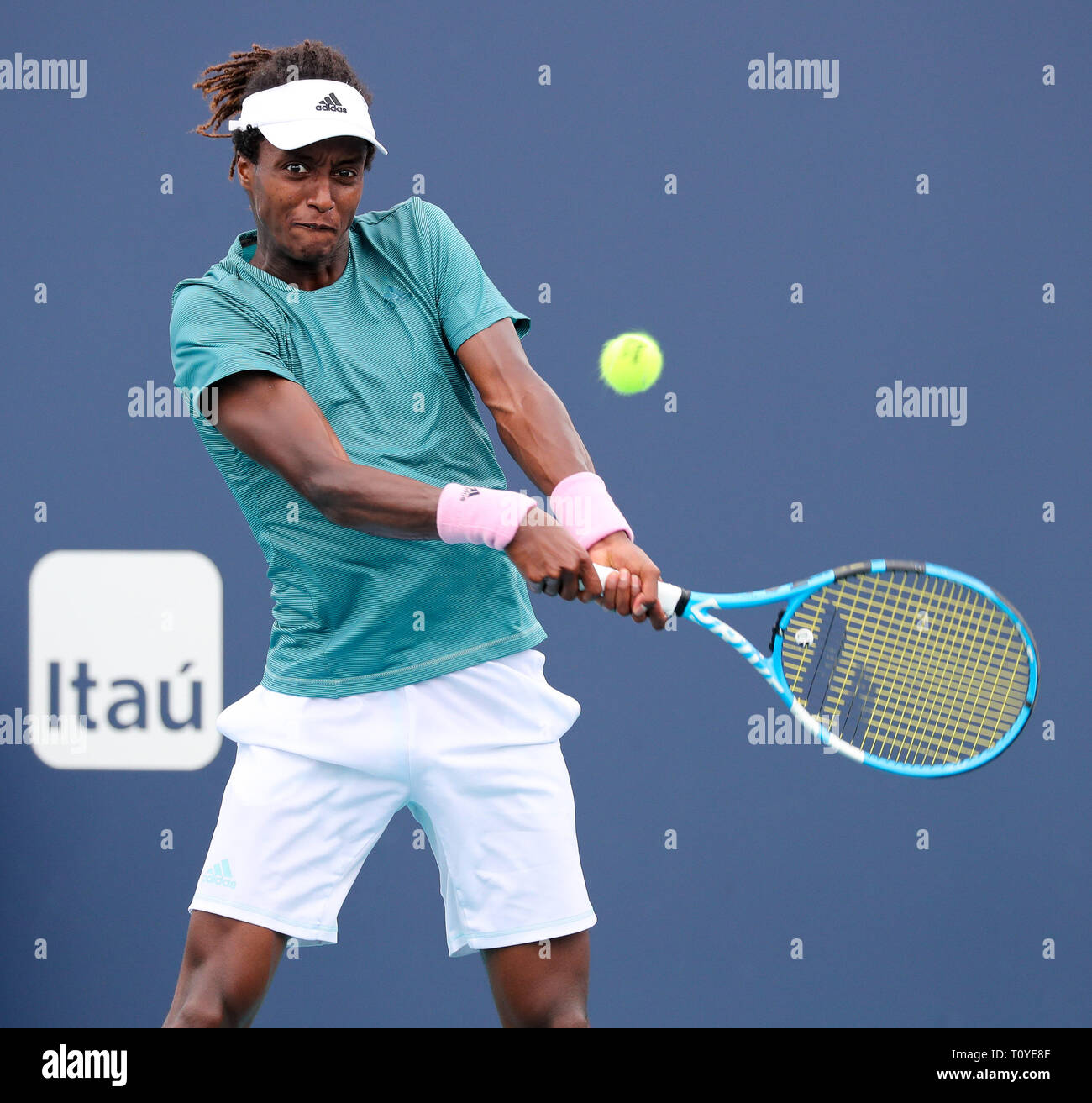 21 mars 2019 - Mikael Ymer, de la Suède renvoie un shot à Leonardo Mayer, de l'Argentine, au cours de l'Open de Miami 2019 présenté par le tournoi de tennis professionnel Itau, joué au Hardrock Stadium de Miami Gardens, Florida, USA. Mario Houben/CSM Banque D'Images