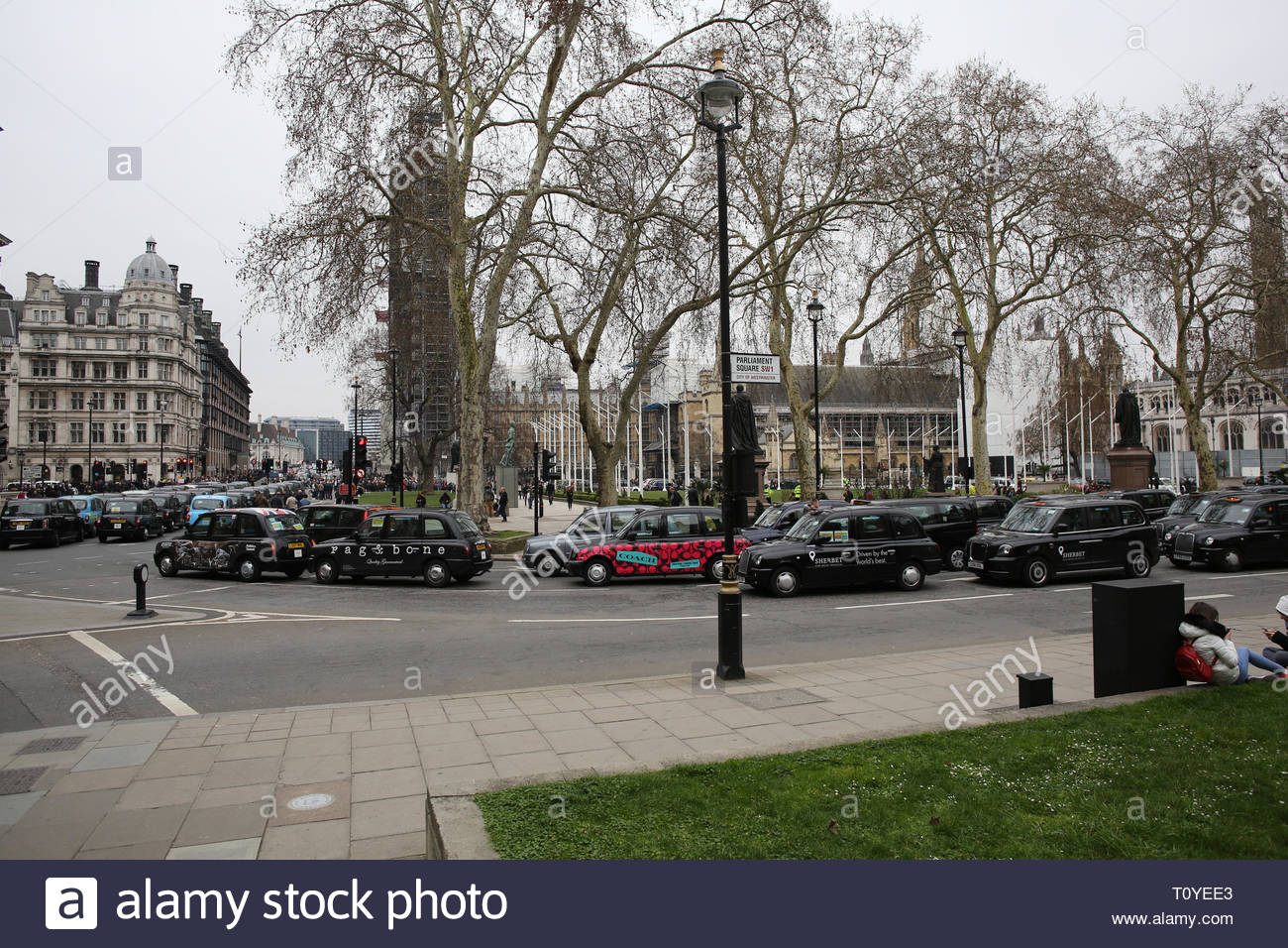 Londres, Royaume-Uni. 22 Mar 2019. Taxi stationné sur la route au cours d'une manifestation qui a lieu en ce moment à Westminster. En particulier, ils s'insurgent contre Sadiq Kahn prévoit d'interdire les taxis de certaines routes dans la capitale : Crédit Clearpix/Alamy Live News Banque D'Images